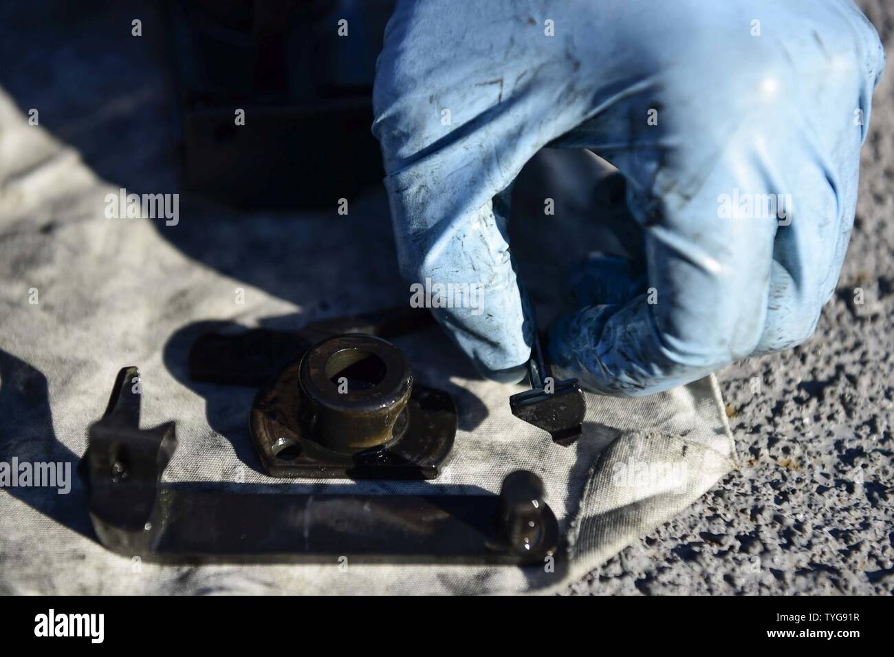 Mare (nov. 8, 2016) Seaman David Melgarlae da New Orleans, conduce operazioni di manutenzione su un M2 mitragliatrice a bordo della USS Ross (DDG 71 nov. 8, 2016. Ross, un Arleigh Burke-class guidato-missile distruttore, distribuita a Rota, Spagna, sta conducendo operazioni navali negli Stati Uniti Sesta flotta area di operazioni a sostegno degli Stati Uniti per gli interessi di sicurezza nazionali in Europa e in Africa. Foto Stock