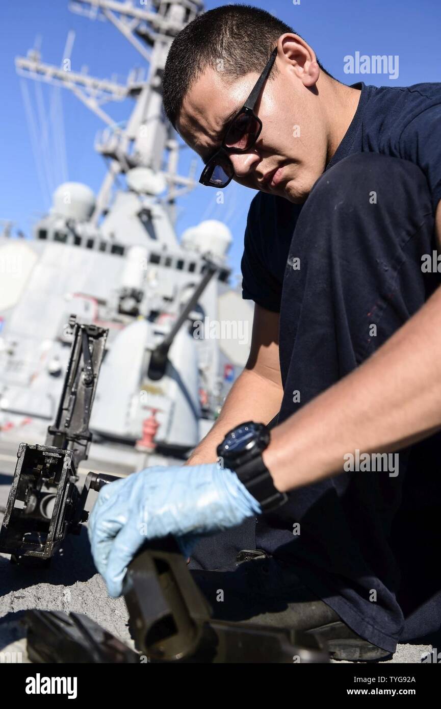 Mare (nov. 8, 2016) Seaman David Melgarlae da New Orleans, conduce operazioni di manutenzione su un M2 mitragliatrice a bordo della USS Ross (DDG 71 nov. 8, 2016. Ross, un Arleigh Burke-class guidato-missile distruttore, distribuita a Rota, Spagna, sta conducendo operazioni navali negli Stati Uniti Sesta flotta area di operazioni a sostegno degli Stati Uniti per gli interessi di sicurezza nazionali in Europa e in Africa. Foto Stock
