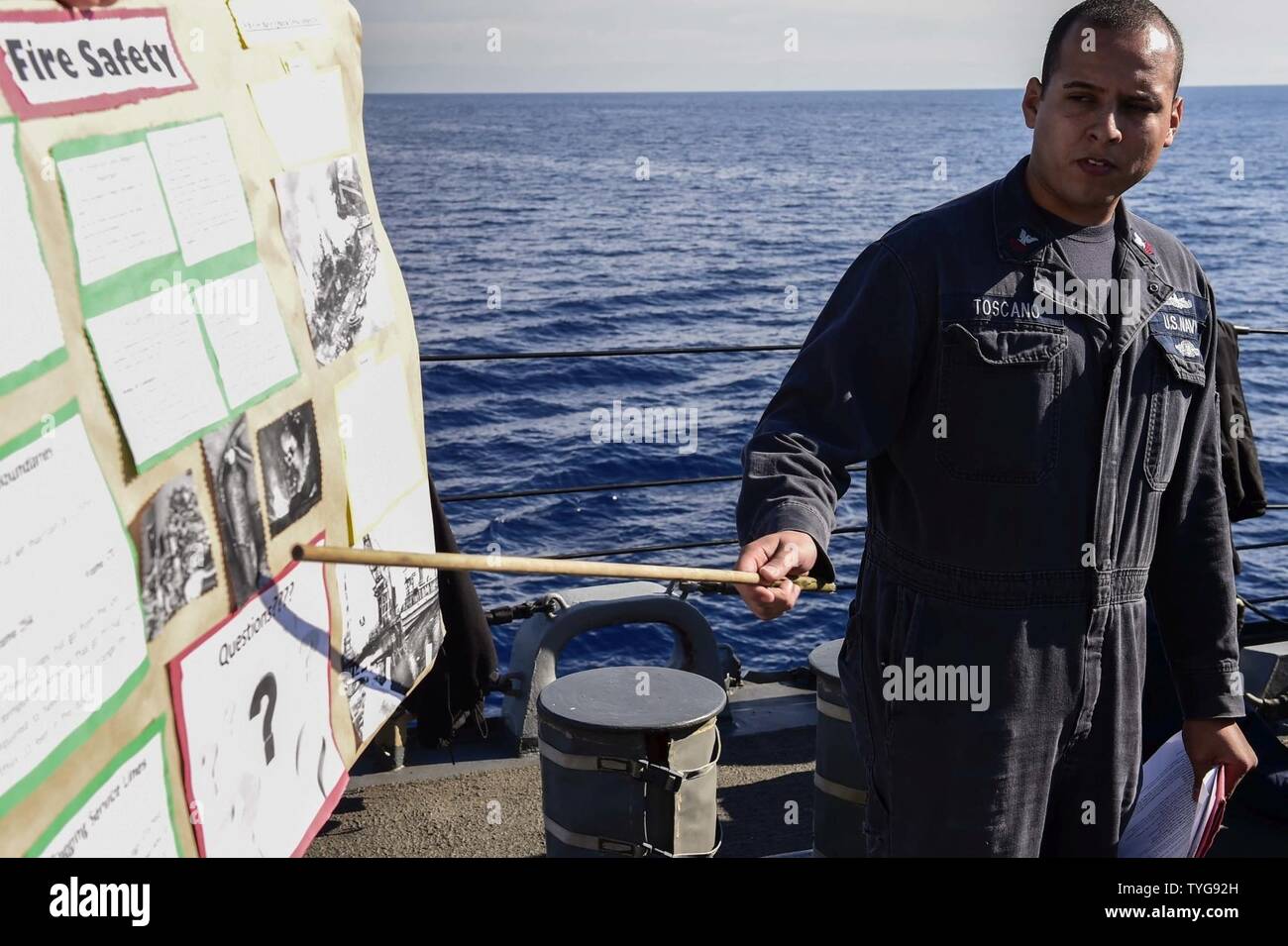 Mare (nov. 8, 2016) Petty Officer 1. Classe Jose Toscano da San Bernardino, in California, dona il fuoco la formazione in materia di sicurezza durante un cavalletto di sicurezza verso il basso a bordo della USS Ross (DDG 71 nov. 8, 2016. Ross, un Arleigh Burke-class guidato-missile distruttore, distribuita a Rota, Spagna, sta conducendo operazioni navali negli Stati Uniti Sesta flotta area di operazioni a sostegno degli Stati Uniti per gli interessi di sicurezza nazionali in Europa e in Africa. Foto Stock