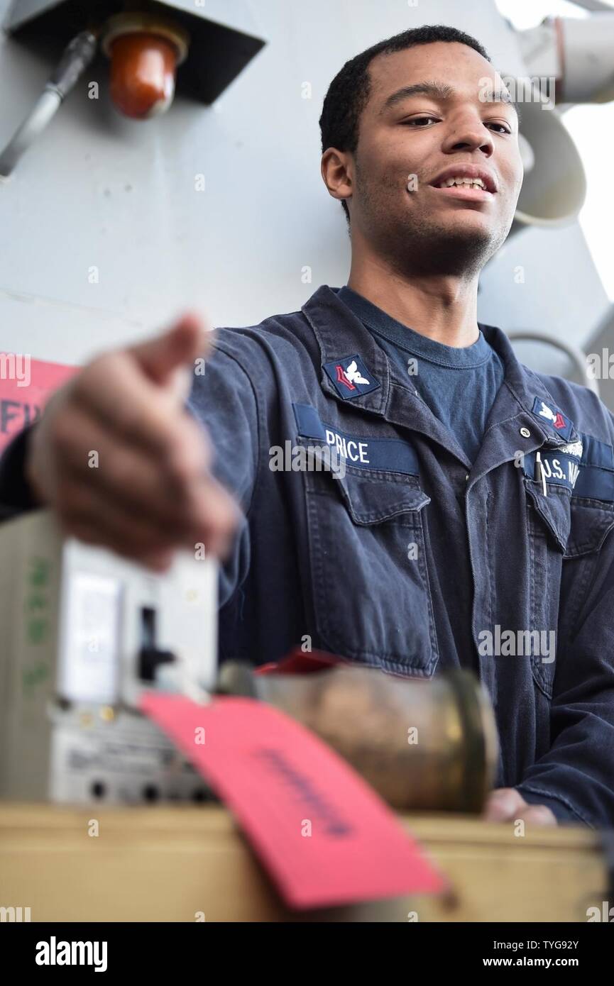 Mare (nov. 8, 2016) Petty Officer di 2a classe di Richard Price da Beaumont, Texas, dà tag out durante la formazione di un cavalletto di sicurezza verso il basso a bordo della USS Ross (DDG 71 nov. 8, 2016. Ross, un Arleigh Burke-class guidato-missile distruttore, distribuita a Rota, Spagna, sta conducendo operazioni navali negli Stati Uniti Sesta flotta area di operazioni a sostegno degli Stati Uniti per gli interessi di sicurezza nazionali in Europa e in Africa. Foto Stock