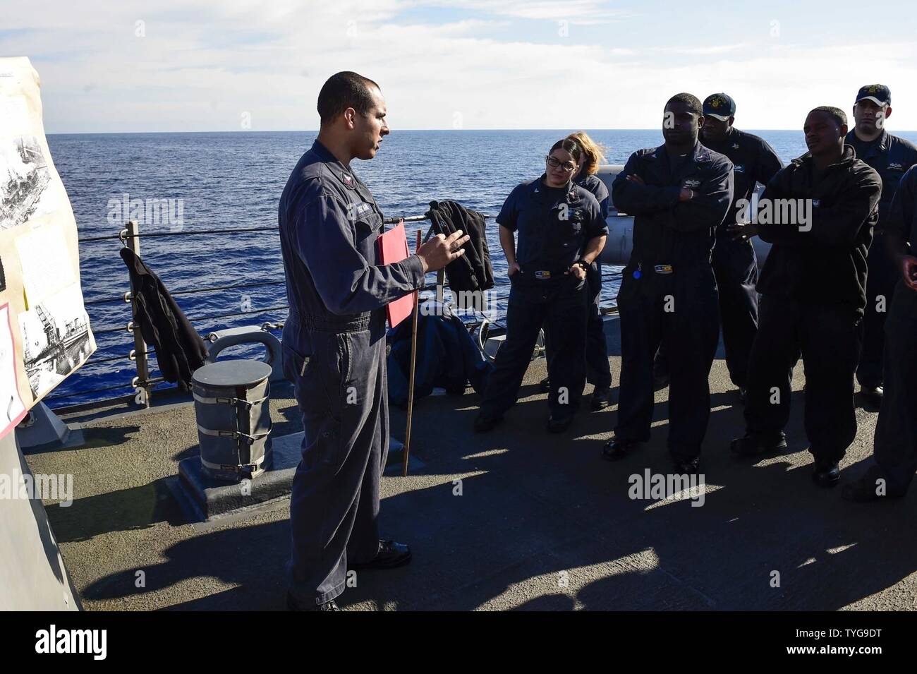 Mare (nov. 8, 2016) Petty Officer 1. Classe Jose Toscano, a sinistra da San Bernardino, in California, dona il fuoco la formazione in materia di sicurezza durante un cavalletto di sicurezza verso il basso a bordo della USS Ross (DDG 71 nov. 8, 2016. Ross, un Arleigh Burke-class guidato-missile distruttore, distribuita a Rota, Spagna, sta conducendo operazioni navali negli Stati Uniti Sesta flotta area di operazioni a sostegno degli Stati Uniti per gli interessi di sicurezza nazionali in Europa e in Africa. Foto Stock
