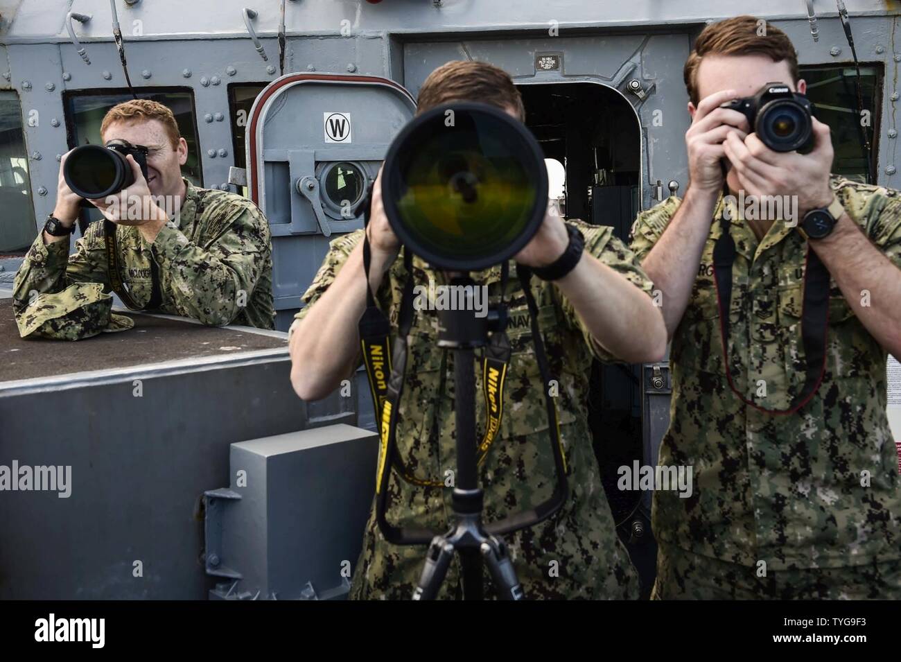 Mare (nov. 8, 2016) Sailor's temporaneamente assegnati a bordo della USS Ross (DDG 71) condurre una nautica navi o altrimenti interpretazione fotografica o esame evoluzione nov. 8, 2016. Ross, un Arleigh Burke-class guidato-missile distruttore, distribuita a Rota, Spagna, sta conducendo operazioni navali negli Stati Uniti Sesta flotta area di operazioni a sostegno degli Stati Uniti per gli interessi di sicurezza nazionali in Europa e in Africa. Foto Stock