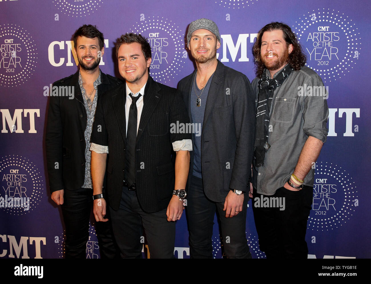 Eli Giovani Band passeggiate il tappeto rosso al 2012 CMT Artists of the Year Awards di Franklin, Tennessee il 3 dicembre, 2012 UPI/Terry Wyatt Foto Stock