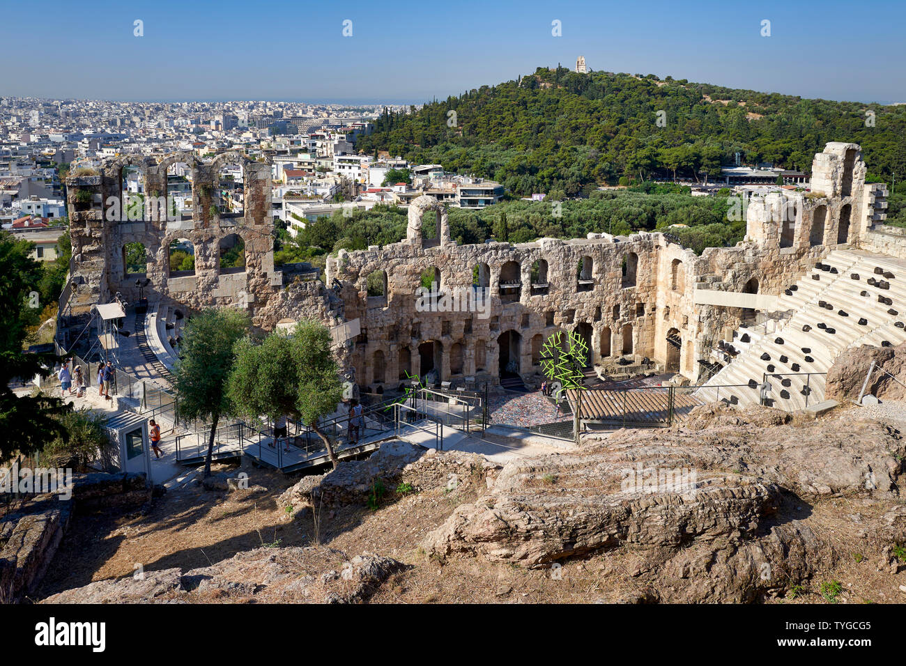 Atene Grecia. Dall'Acropoli vista sopra la città e l'Odeon di Erode Attico teatro (Herodeon) Foto Stock