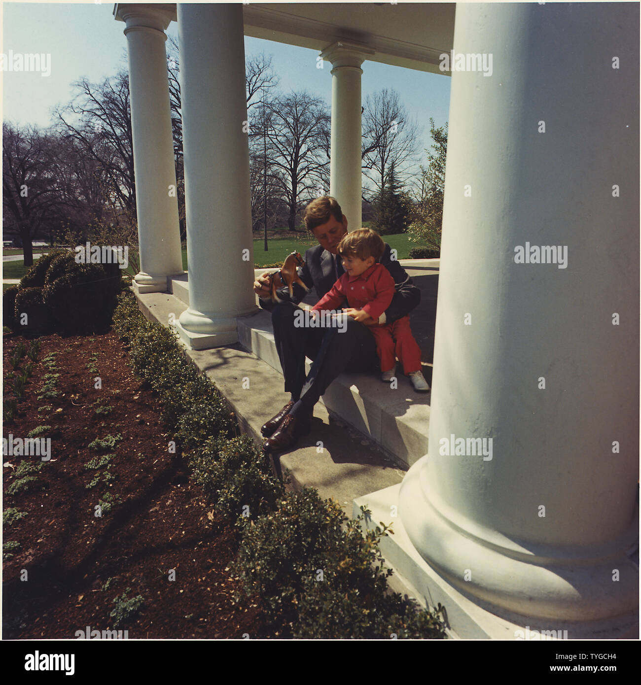 Il presidente Kennedy gioca con il figlio John Fitzgerald Kennedy, Jr. White House, ala Ovest Collonade Foto Stock