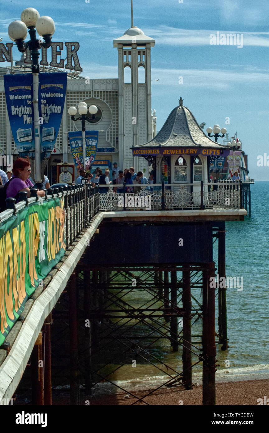 Una vista di estremità di peir divertimenti il Palace Pier a Brighton. Foto Stock