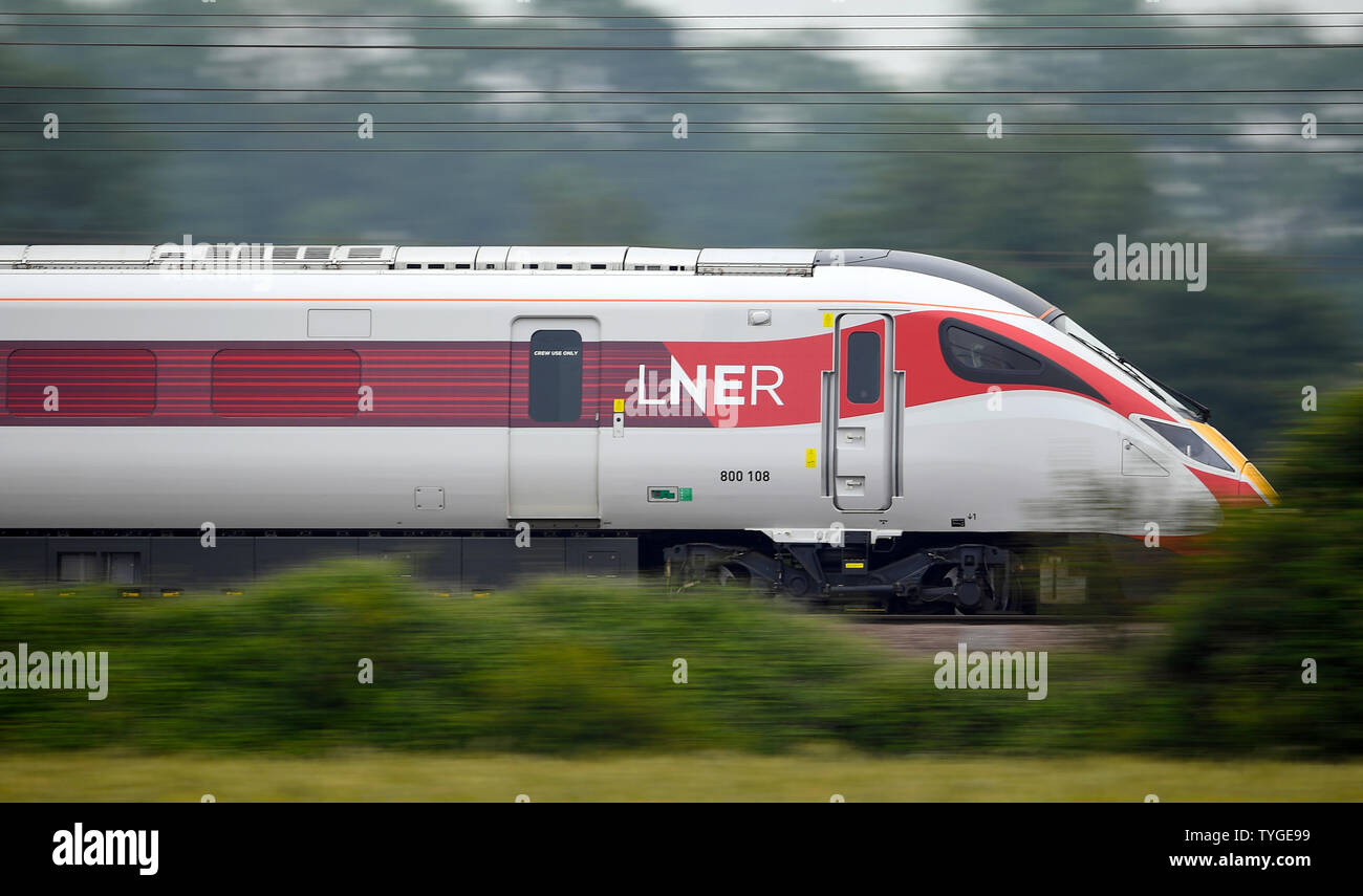 Un London North Eastern Railway (LNER) Azuma treno treno passa attraverso sabbioso nel Cambridgeshire. Foto Stock