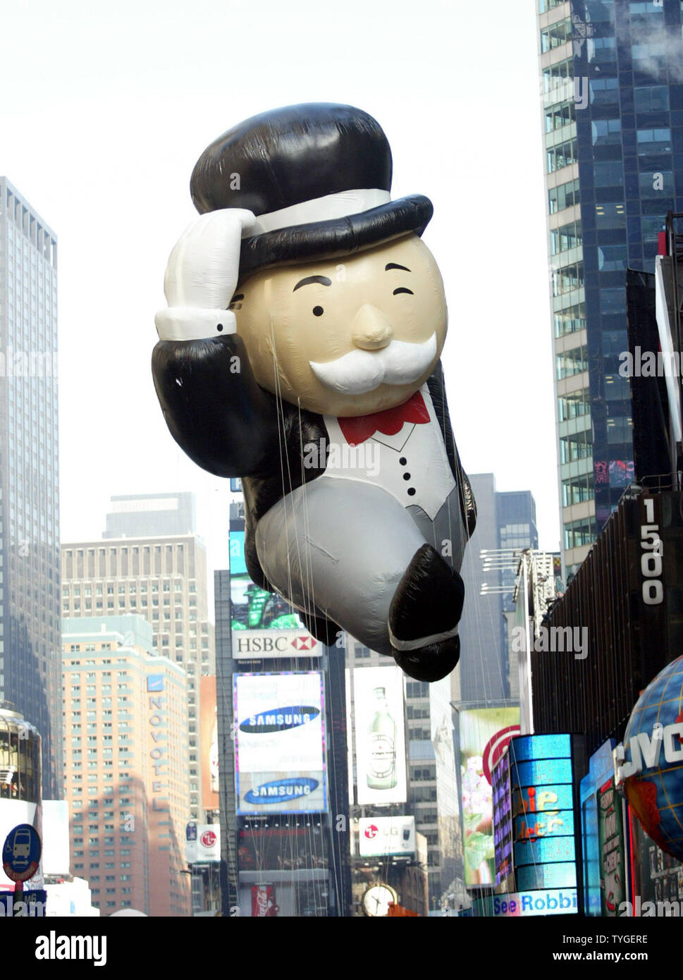 Il gigante di palloncino di monopolio rende la strada giù per Broadway a 77th anuale Macy's Thanksgiving Day Parade di New York City il 27 novembre 2003. (UPI foto/John Angelillo) Foto Stock