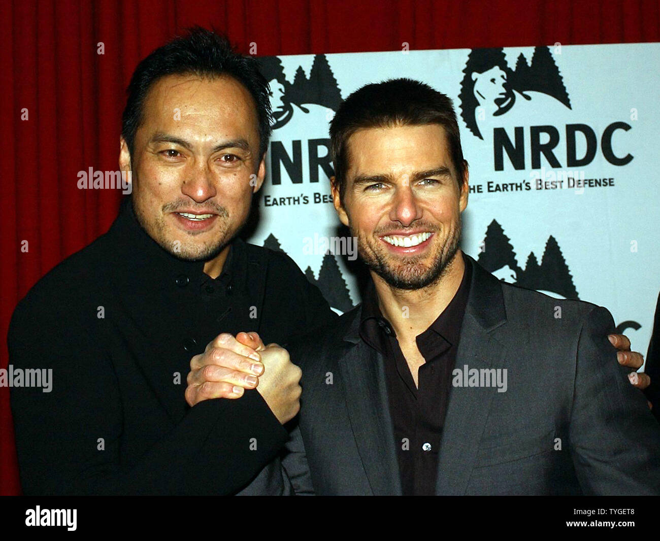 Attori Tom Cruise (sinistra) e Ken Watanabe rappresentare per i media a Dicembre 2, 2003 New York premiere del loro nuovo film "L'ultimo Samurai.' (UPI foto/Ezio Petersen) Foto Stock