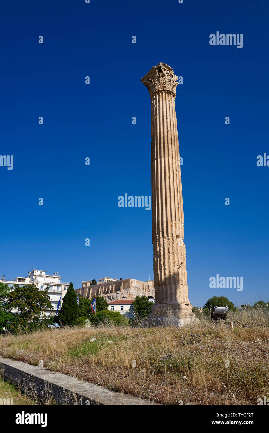 Atene Grecia.Il Tempio di Zeus Olimpio. L'Acropoli e la Partrhenon in background Foto Stock