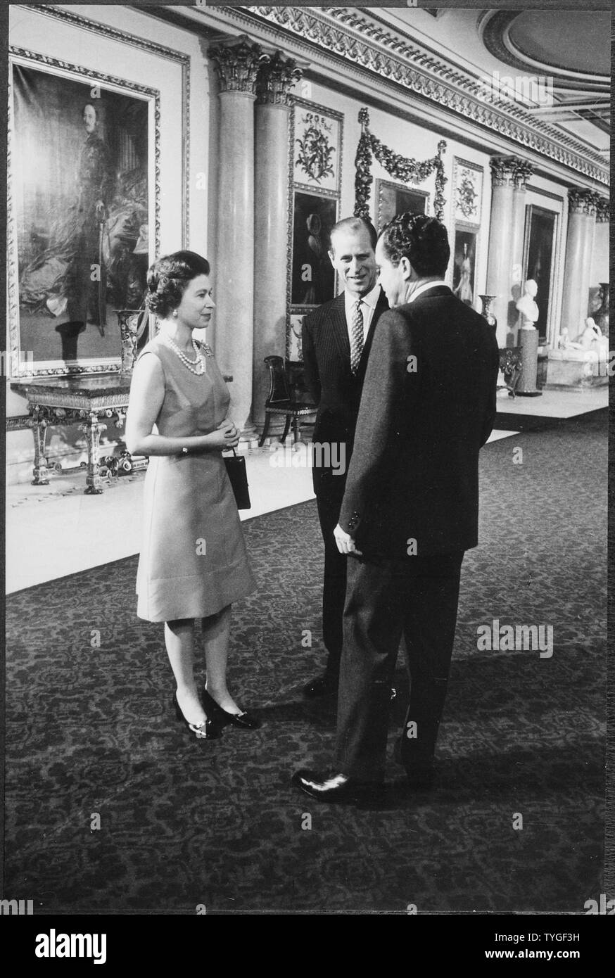Il presidente Nixon chat con la regina Elisabetta II e il Principe Filippo, campo di applicazione e il contenuto: nell'immagine: la Regina Elisabetta II, il Principe Filippo, Richard M. Nixon. Oggetto: viaggio europeo - 1969. Foto Stock