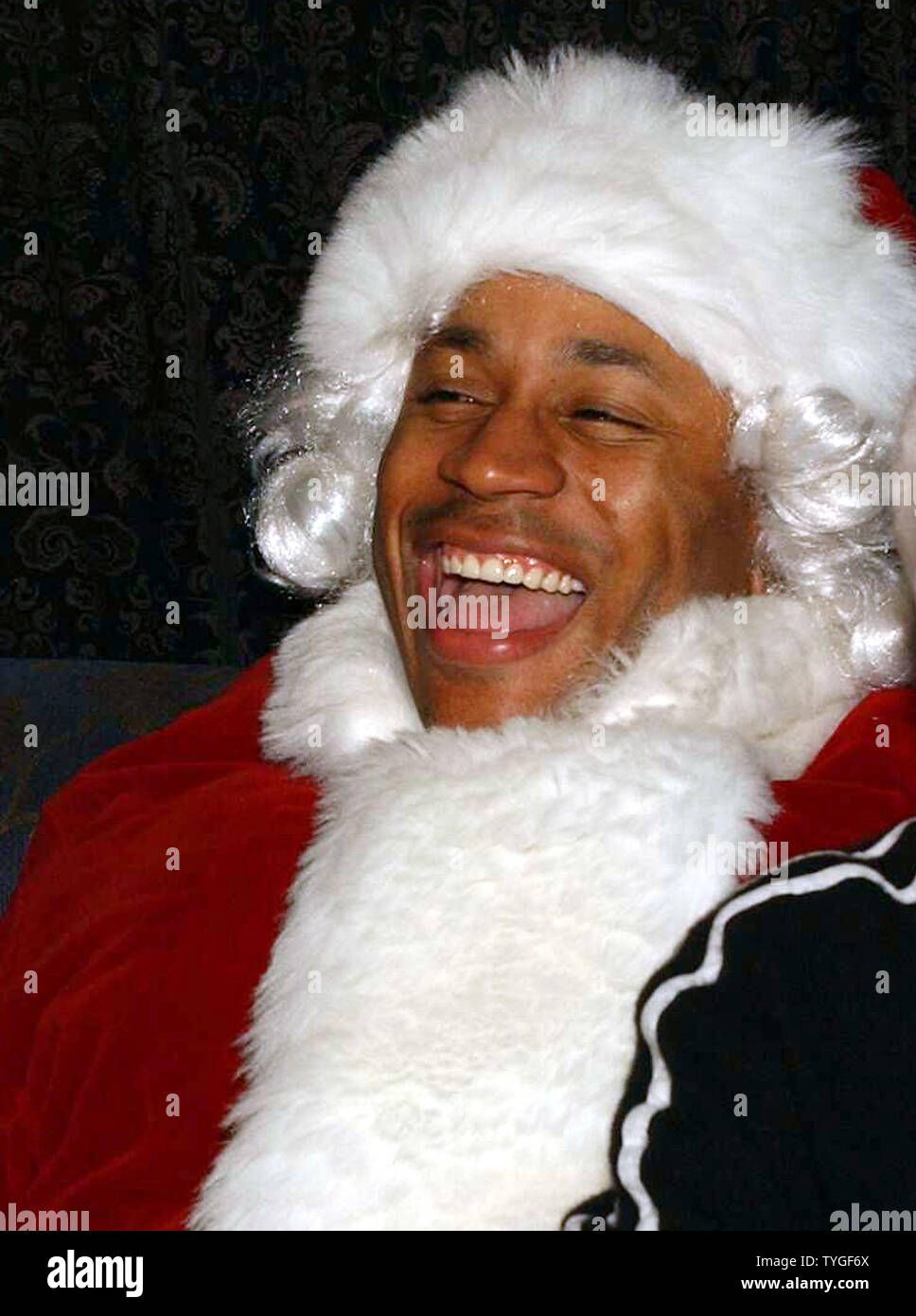 Attore-rapper LL Cool J rilassa dietro le quinte prima di completare la sua Santa Claus trucco al 8 dicembre, 2003 annuale di buttare Sogno festa per gli appartenenti alle categorie svantaggiate di New York City i bambini. (UPI foto/Ezio Petersen) Foto Stock