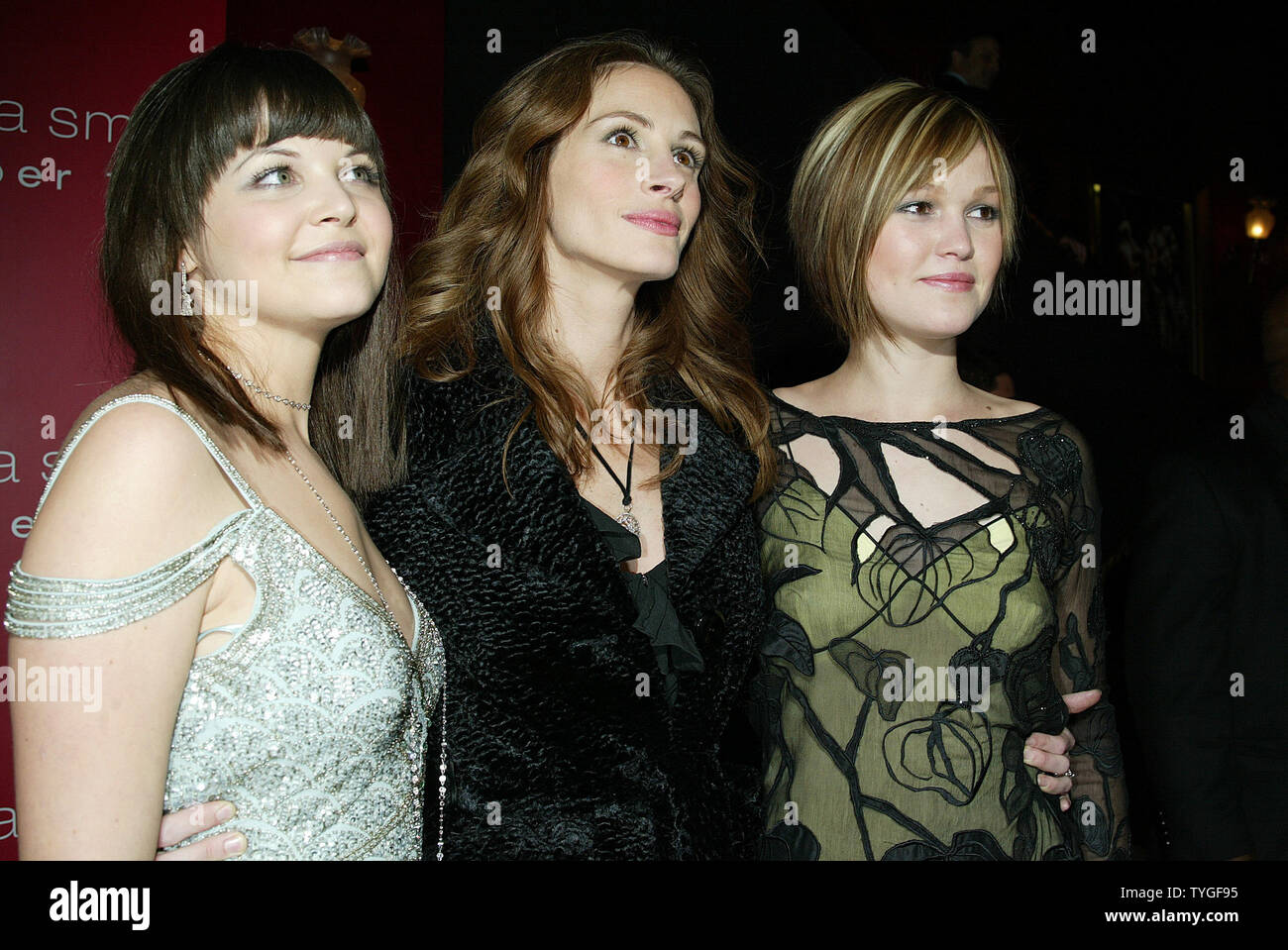 Ginnifer Goodwin, Julia Roberts e Julia montanti pone per le foto alla premiere di 'Mona Lisa Smile" al Teatro Ziegfeld a New York il 10 dicembre 2003. (UPI foto/Laura Cavanaugh) Foto Stock