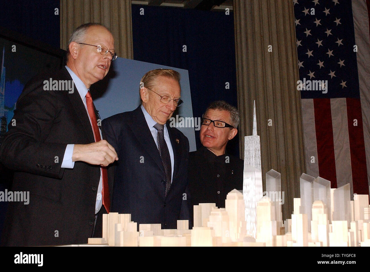 Design architetto David Childs e architetto Daniel Libeskind (a destra) pone a Dic. 19, 2003 con il modello in scala del loro "Freedom Tower' che sarà costruito sul distrutto il World Trade Center sito posseduto da uno sviluppatore Larry Silverstein (centro). (UPI/Ezio Petersen) Foto Stock