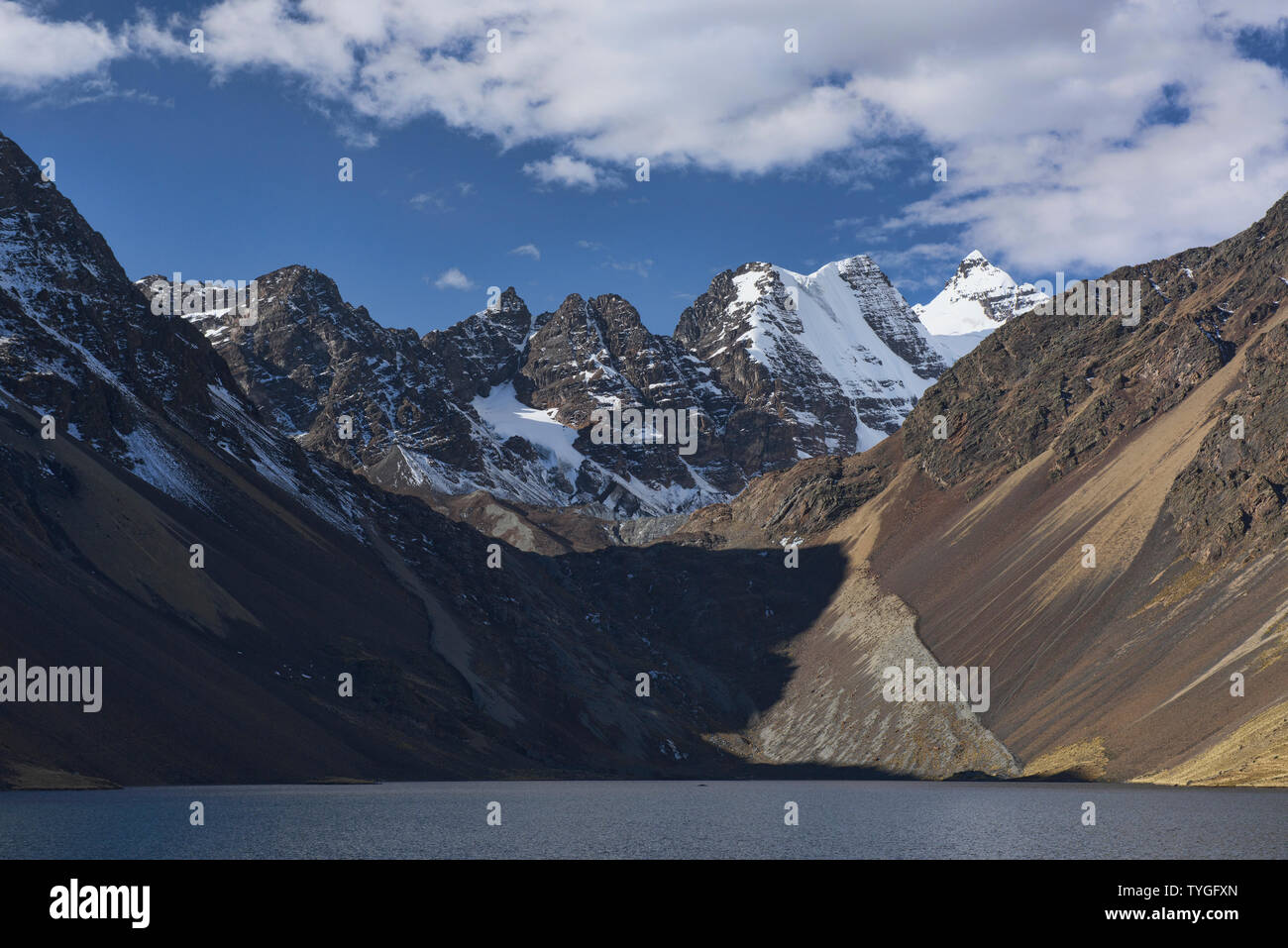 Vista di Cabeza del Condor (Condoriri) sopra la laguna Juri Khota sulla Cordillera Real traversa, Bolivia Foto Stock