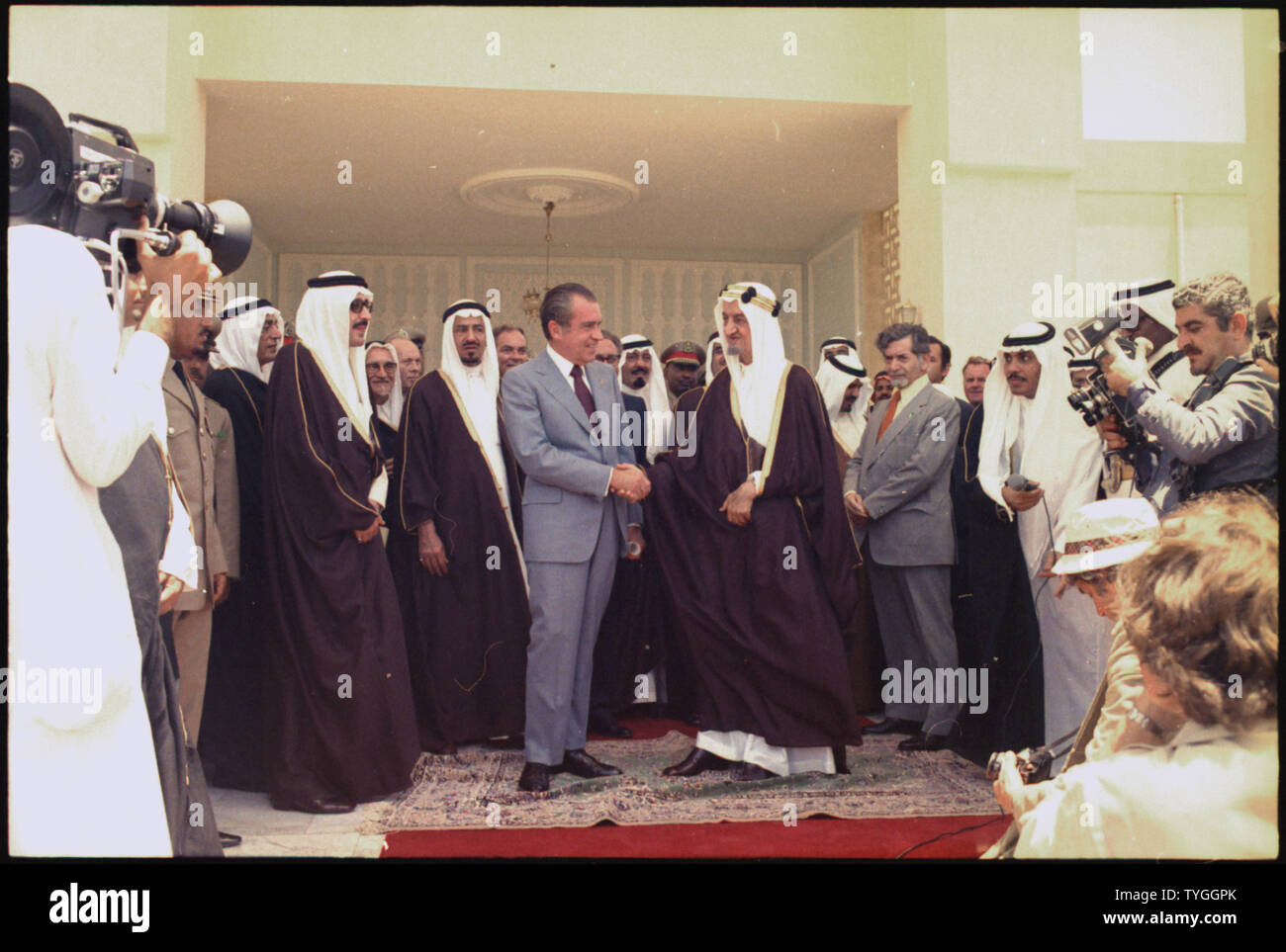 Il presidente Nixon stringono le mani con re Faisal di Arabia Saudita a seguito dei colloqui a Palazzo Riasa; Portata e contenuto: nell'immagine: Prince Faqqaz (Governatore della Mecca, indossando occhiali) ,?, Richard M. Nixon, re Faisal. Oggetto: viaggio in Medio Oriente. Foto Stock