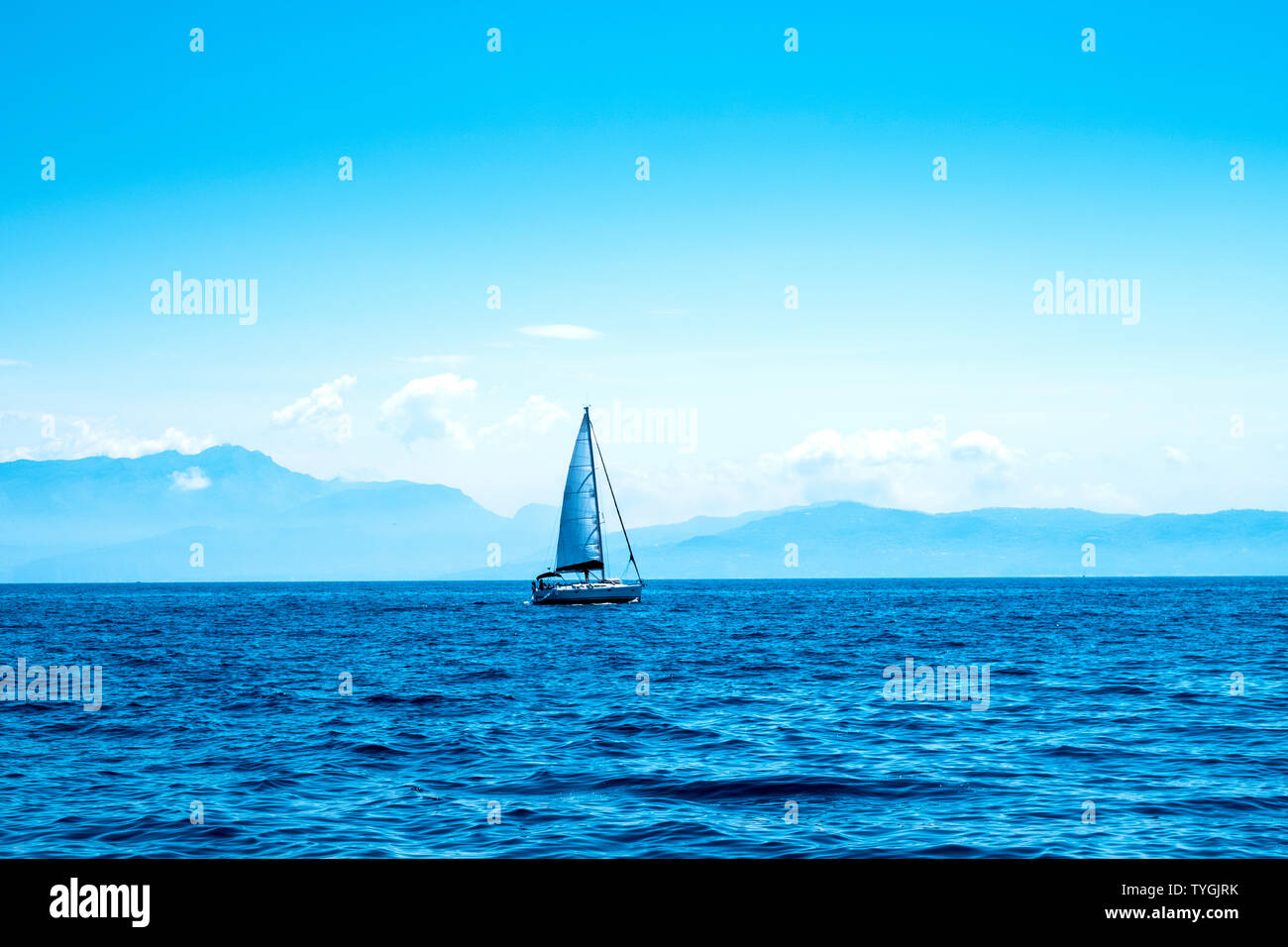 Lone sailing yacht in front of a coast Foto Stock