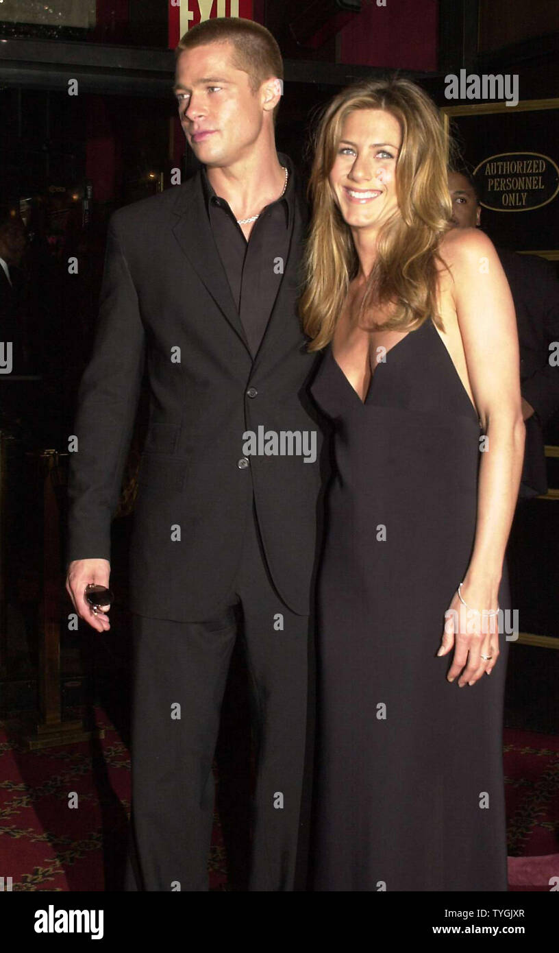 Attore Brad Pitt e sua moglie attrice Jennifer Aniston frequentare il Maggio 10, 2004 U.S. premiere a New York di Pitt nuovo film "Troy' (UPI/Ezio Petersen) Foto Stock