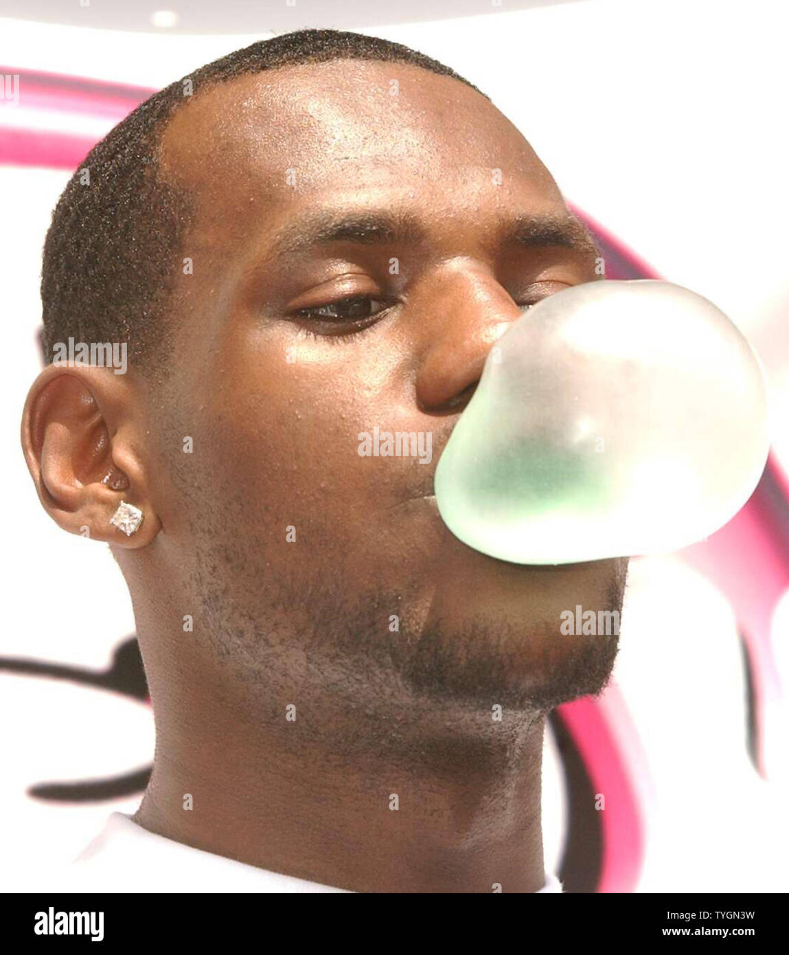 LeBron James, 2004 NBA Rookie dell'anno per il Cleveland Cavaliers, pratiche soffiando bubble gum come egli svela su luglio 8, 2004 il suo nuovo Bubblicious billboard di New York Times Square District. (UPI foto/Ezio Petersen) Foto Stock