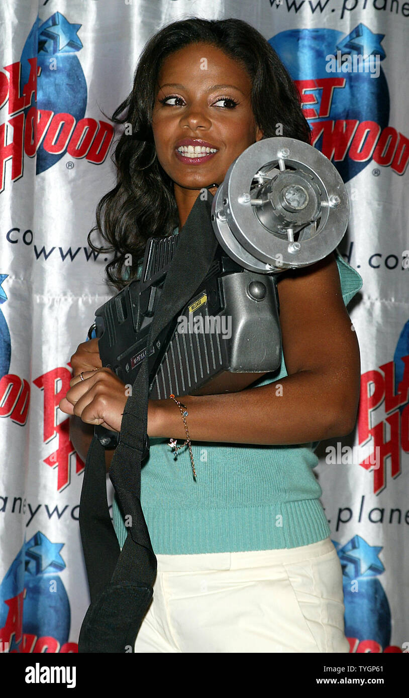 Sanaa Lathan dona cimeli dal suo nuovo film 'Alien vs Predator" al Planet Hollywood a New York il 5 agosto 2004 . (UPI foto/Laura Cavanaugh) Foto Stock