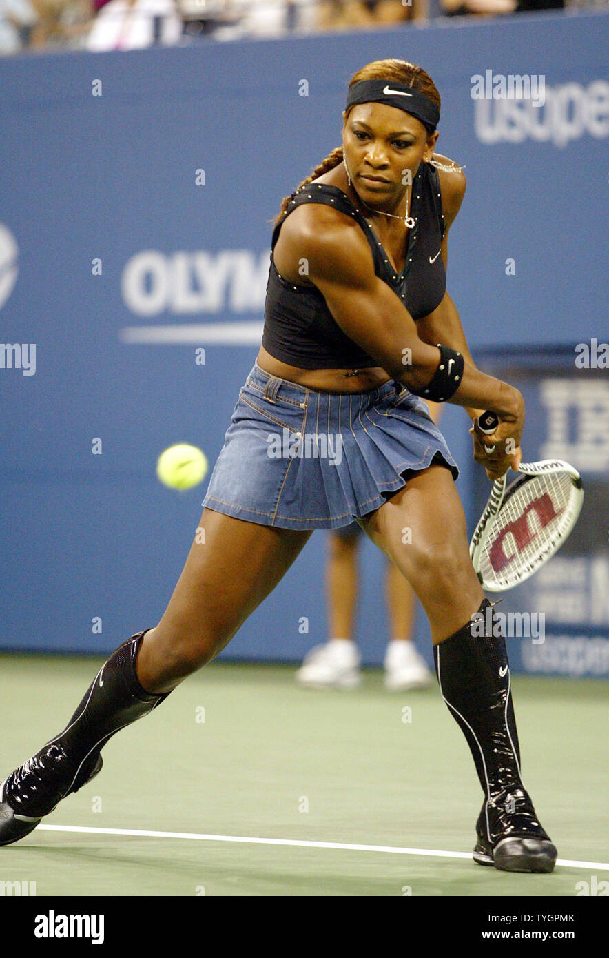 Serena Williams si mette in mostra la sua nuova warm up stivali prima della  sua prima partita vs Sandra KLEINOVA A US Open a Flushing, New York il 30  agosto 2004. (UPI