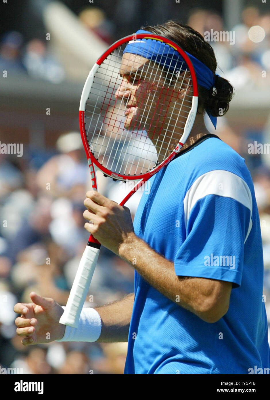 Roger Federer (SUI) mantiene la sua racchetta vicino alla sua testa durante la sua retta fissa la vittoria su Fabrice SANTORO (FRA) durante il giorno 6 azione a US Open a Flushing, New York il 4 settembre 2004. (UPI foto/John Angelillo) Foto Stock