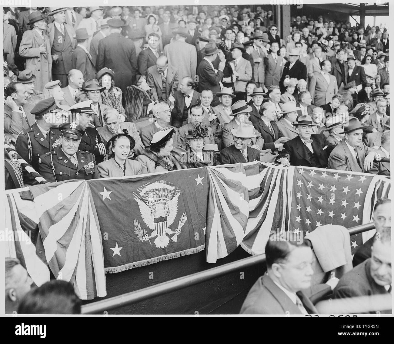 Il Presidente Truman assiste la prima partita di baseball dell'anno al Griffith Stadium di Washington, D. C. Il gioco è tra Washington e New York. L a R seduti in prima fila: gen. Harry Vaughan, Margaret Truman, la sig.ra John Snyder, la sig.ra Bess Truman e il presidente Truman. Foto Stock