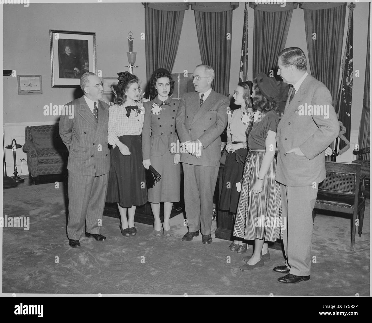 Il Presidente Truman saluta i vincitori della voce della democrazia contest. L a R: Il Dott. John W. Studebaker, Janet Gerster, Rose Mudd, Presidente Truman, Alice Tiree, Laura Shatta, e Sen. James Murray. Foto Stock