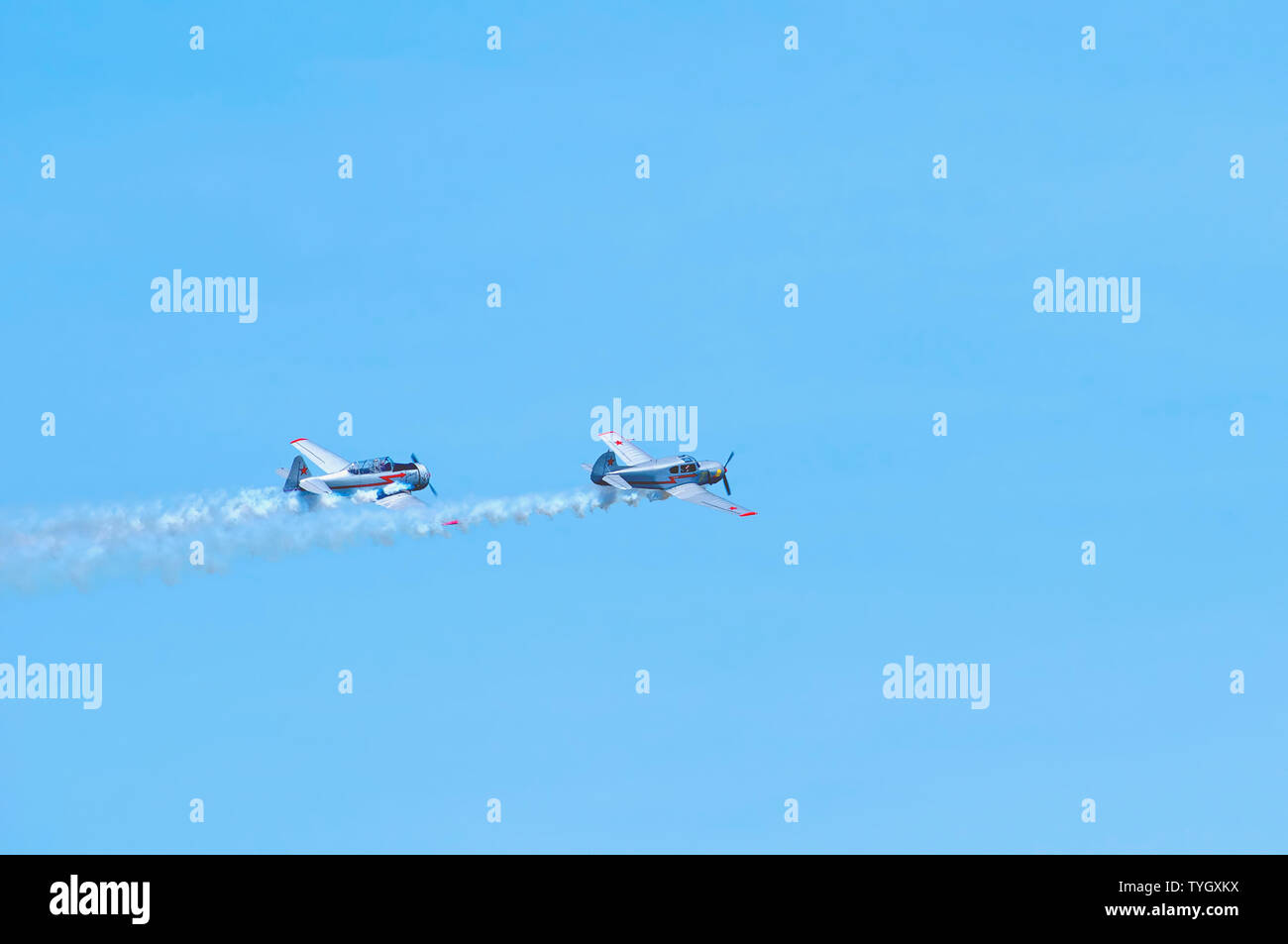 Due aerei acrobatici emettendo fumo percorsi durante un air show in Pitt Prati, British Columbia, Canada. Foto Stock