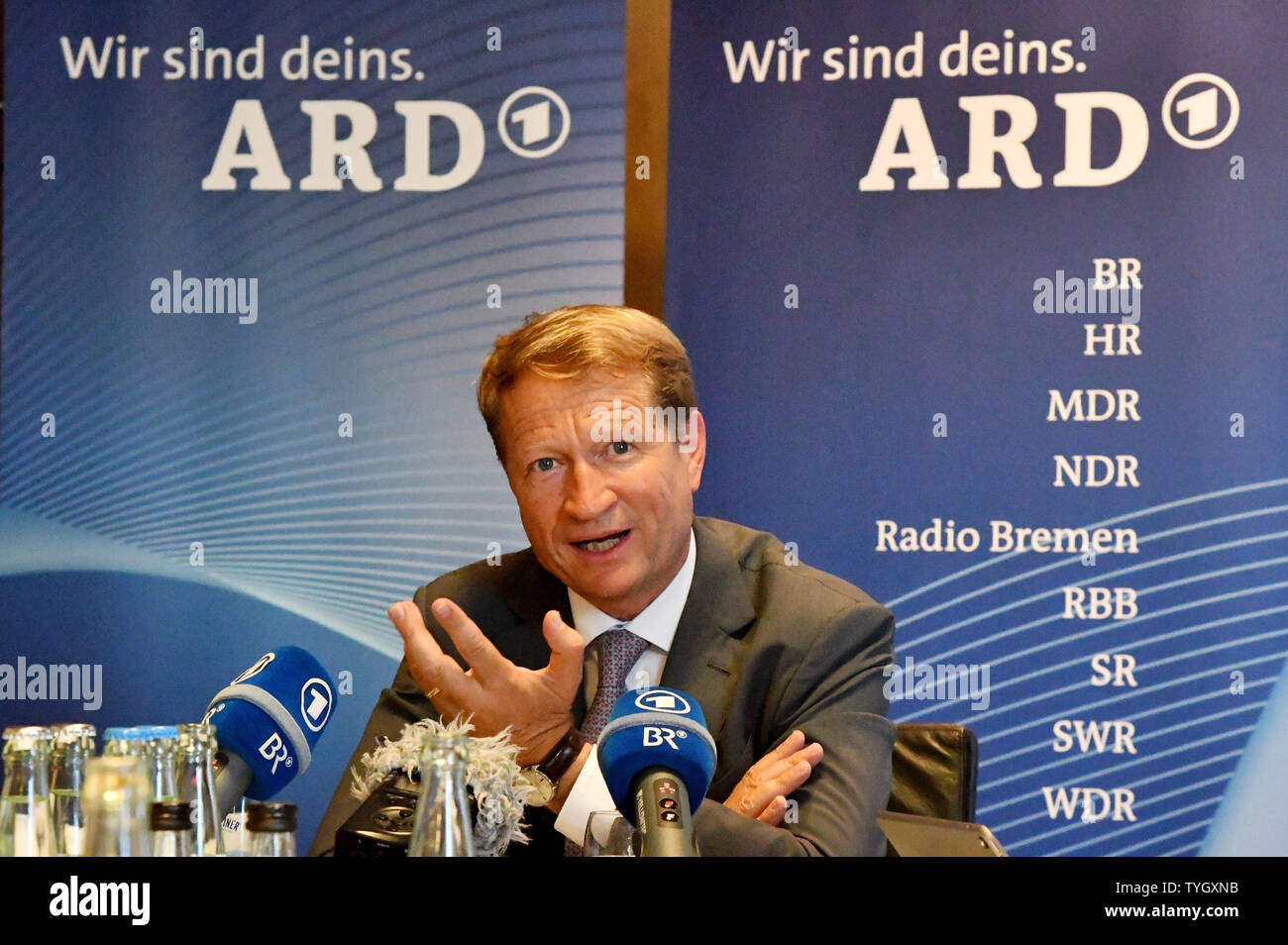 Berlino, Germania. Il 26 giugno, 2019. Ulrich Wilhelm, ARD Presidente e Direttore Generale BR, interverranno alla conferenza stampa dopo la riunione dei direttori ARD nella capitale ARD Studio. Credito: Bernd Settnik/dpa-Zentralbild/dpa/Alamy Live News Foto Stock