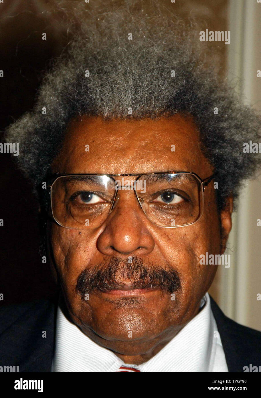 Promotore di inscatolamento Don King si incontra con il New York media on gennaio 12, 2005 di annunciare che ha archiviato un $2.5 miliardi di dollari di querela contro colossi Disney, ESPN e ABC delle reti via cavo per diffamazione e falsa luce su una trasmissione su re su 'Sport secolo" (UPI foto/Ezio Petersen) Foto Stock