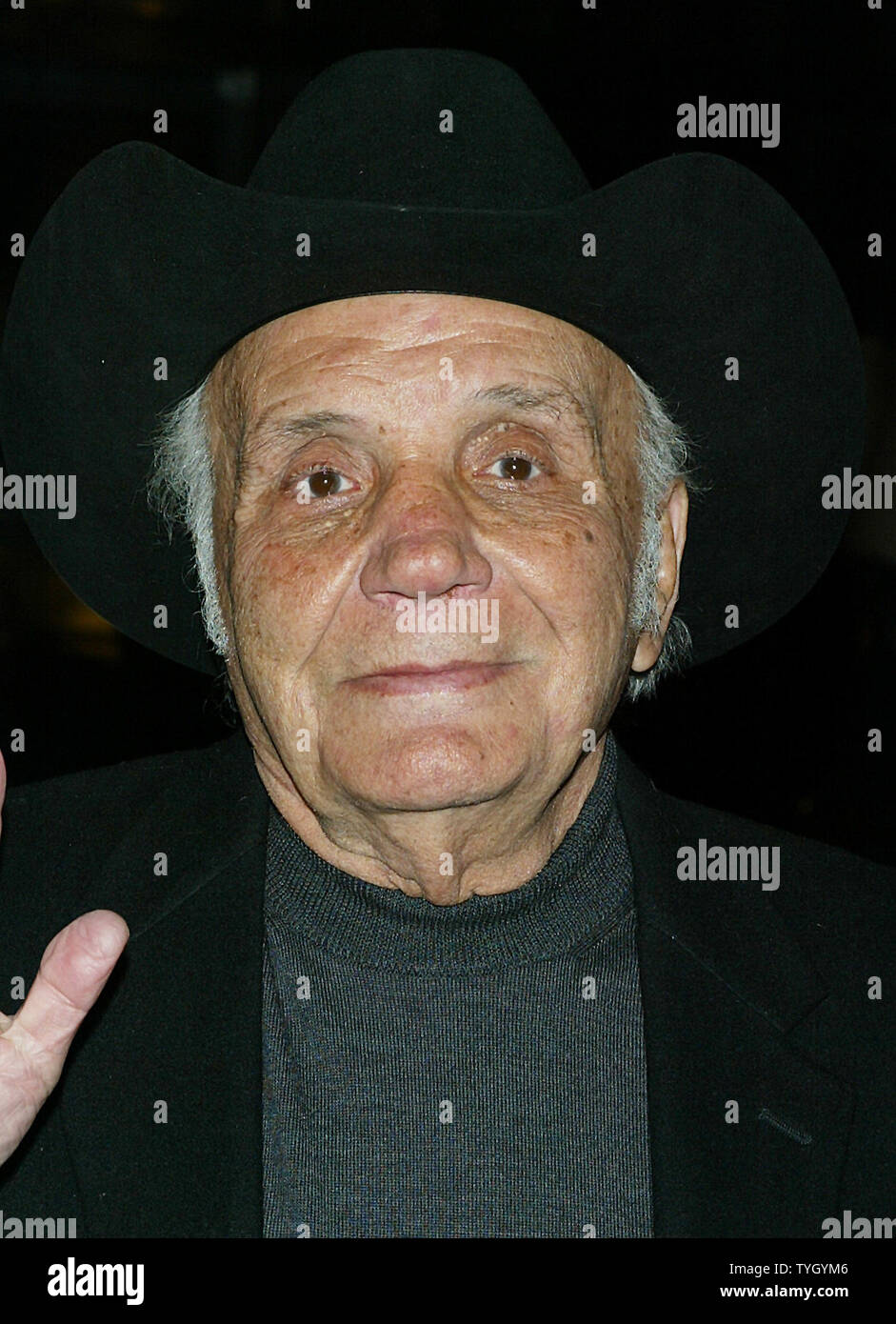 Jake LaMotta arriva per una speciale XXV Anniversario premiere di 'toro infuria' per celebrare il debutto del film è la Collector's Edition DVD presso il Teatro Ziegfeld a New York il 27 gennaio 2005. (UPI foto/Laura Cavanaugh) Foto Stock