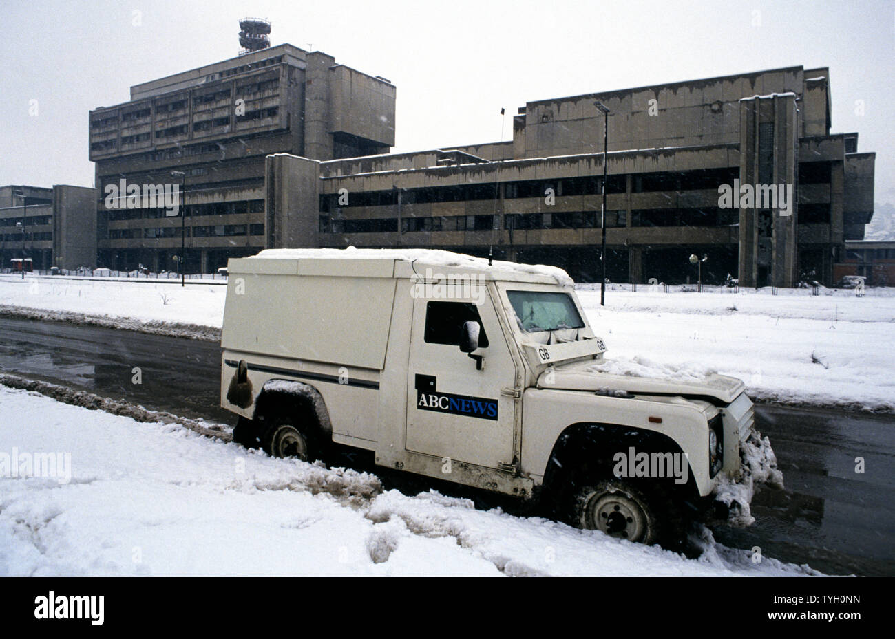 Il 26 marzo 1993 durante l'assedio di Sarajevo: il blindato di Landrover emittente americana ABC News, parcheggiata fuori l'edificio BHRT (centro televisivo). Foto Stock