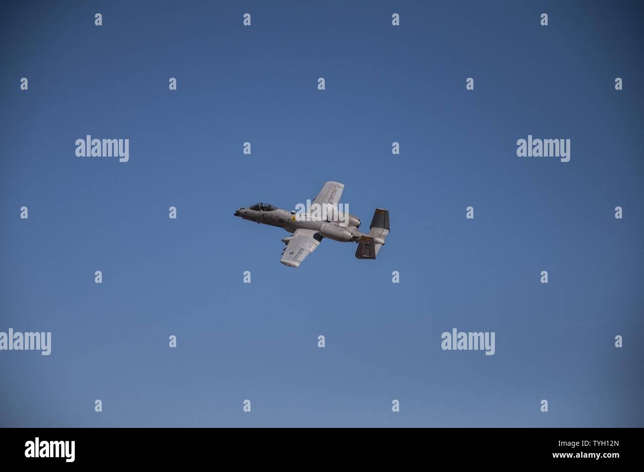 Un A-10 Thunderbolt II da 355Fighter Wing durante un bombardamento eseguito a Barry Goldwater M. gamma nov. 9. La gamma ha festeggiato il suo settantacinquesimo anniversario durante una cerimonia al Parco Papago militare prenotazione a Phoenix, su nov. 10. (Arizona esercito nazionale Guard Foto Stock