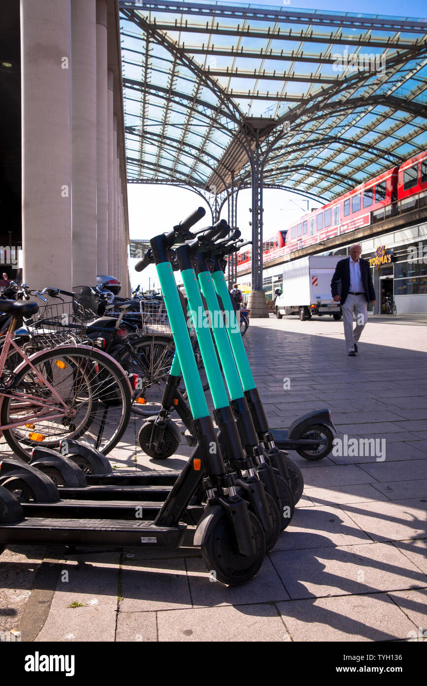 Livello scooter elettrici per biciclette presso la stazione ferroviaria principale di Colonia, Germania. Livello Elektroscooter zum mieten am Hauptbahnhof, Koeln, Deutschland. Foto Stock