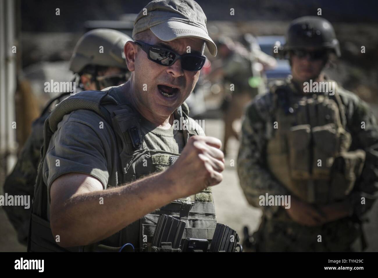 Max Giuseppe, Direct Action Group Lead Instructor, dimostra la violazione e casa tecniche di compensazione durante il combattimento della flotta del Pacifico della telecamera per l'inverno scatto rapido, nov. 10, 2016 in Azusa, California Scatto rapido è un esercizio semestrale che consente di vivere il fuoco e il corso basato su scenari per combined joint combattere le risorse della fotocamera. Foto Stock