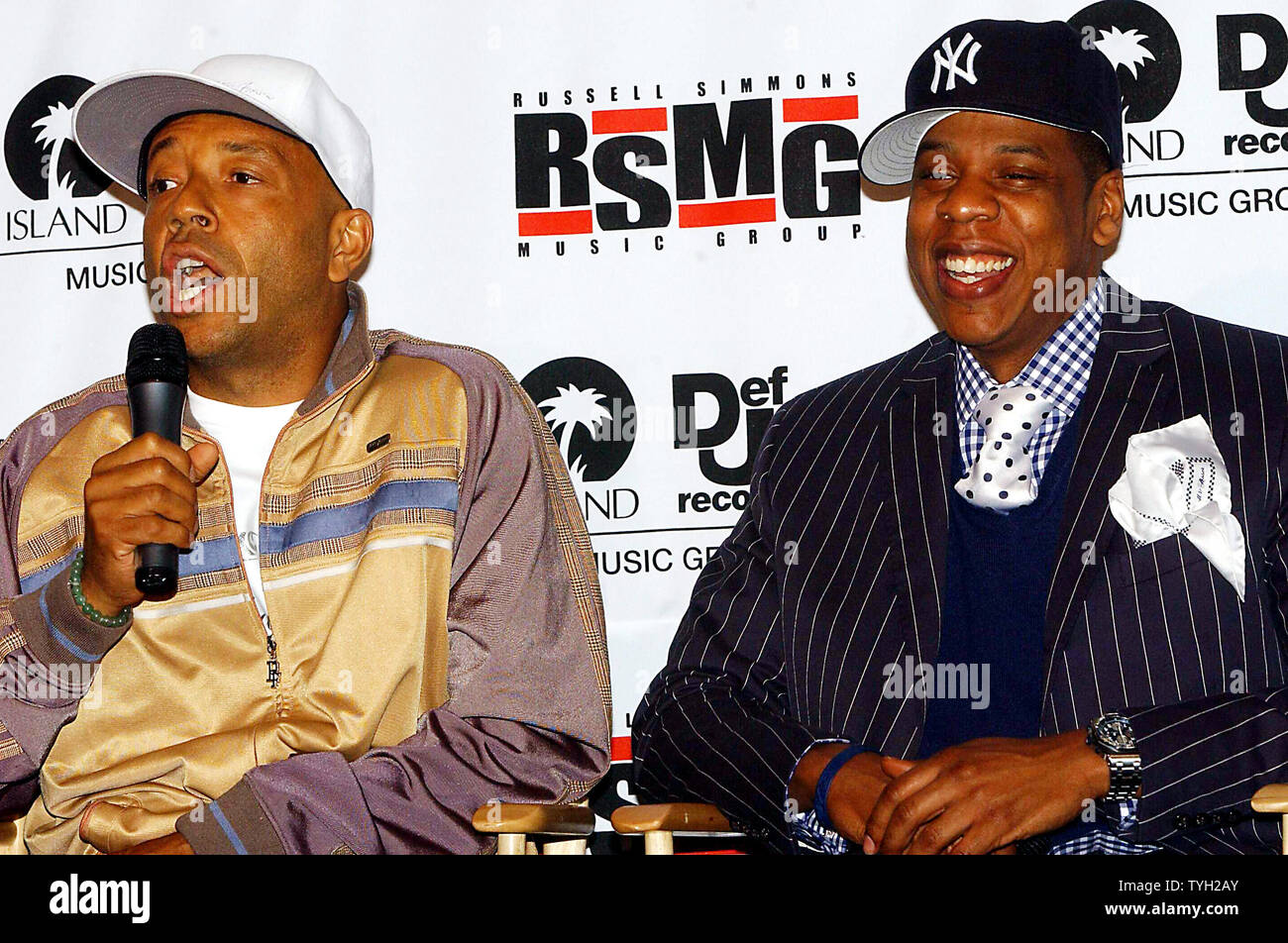 Russell Simmons, Presidente e CEO di Rush Comunicazioni (sinistra) e il rapper Jay Z, Presidente della Island Def Jam Records tenere una conferenza stampa congiunta del 13 aprile 2005 di annunciare la creazione di una joint venture di etichetta con la Island Def Jam Music Group e il Russell Simmons gruppo di musica. Simmons era in origine il co fondatore di Def Jam Records. (UPI foto/Ezio Petersen) Foto Stock