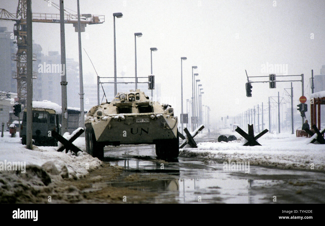 Il 26 marzo 1993 durante l'assedio di Sarajevo: direzione est, una delle Nazioni Unite BTR ucraino-80 unità APC in velocità attraverso un gap in una linea di trappole del serbatoio attraverso Bulevar Meše Selimovića. Foto Stock