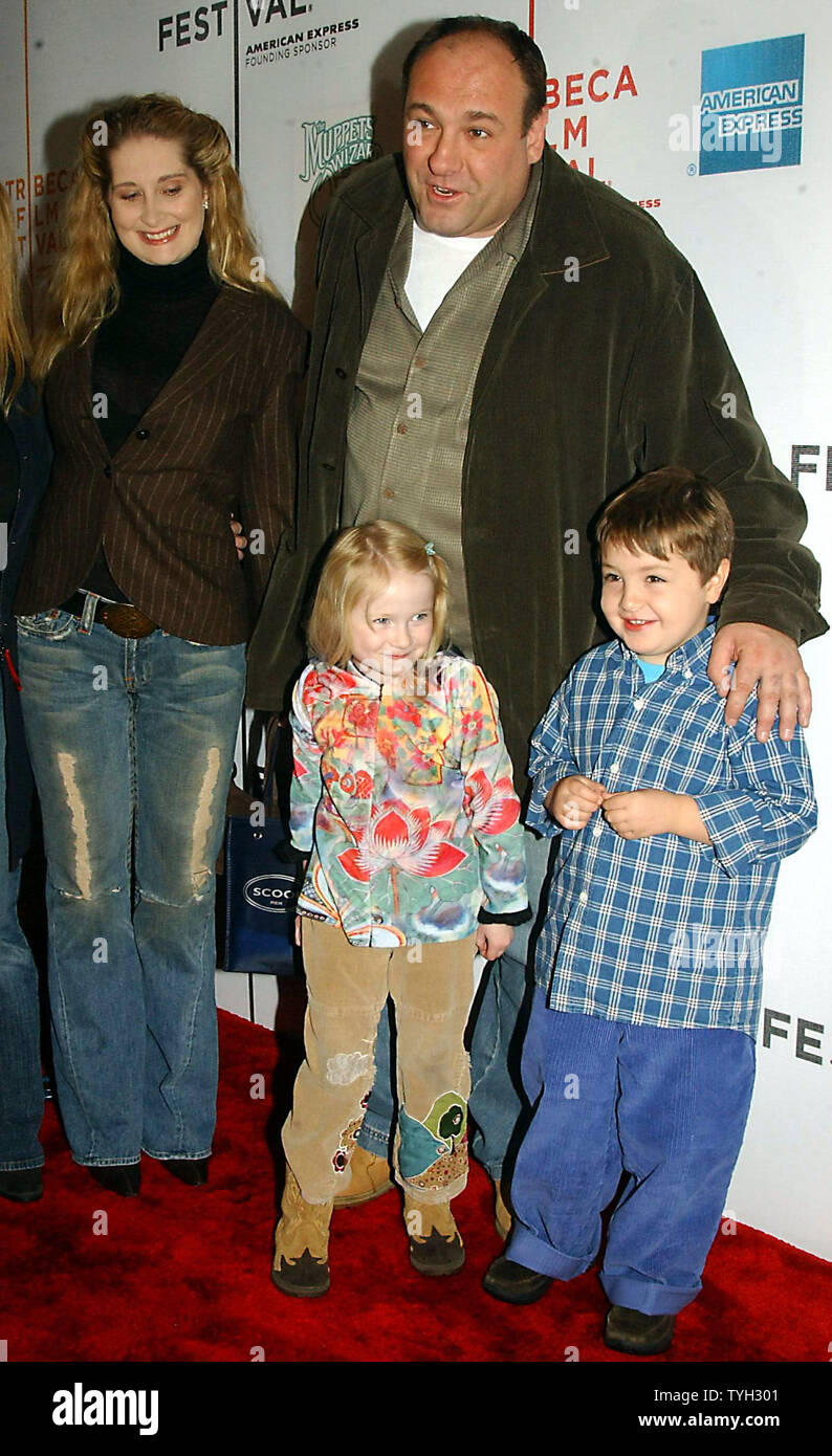 L'attore James Gandolfini e i suoi bambini arriva per il mese di Aprile 27, 2005 New York premiere di ABC telefilm "i Muppets' Wizard of Oz' nel 2005 al Tribeca Film Festival. (UPI foto/Ezio Petersen) Foto Stock