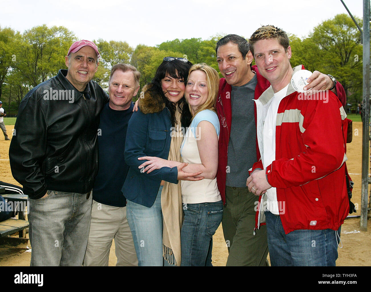 (Da sinistra a destra): Jeffrey Tambor, Gordon Clapp, Sara Ramirez, Sherie Rene Scott, Jeff Goldblum e Christopher Sieber arrivare per il giorno di apertura del Broadway Softball League La cinquantunesima stagione al Heckscher Campo nel Central Park di New York il 5 maggio 2005. (UPI foto/Laura Cavanaugh) Foto Stock