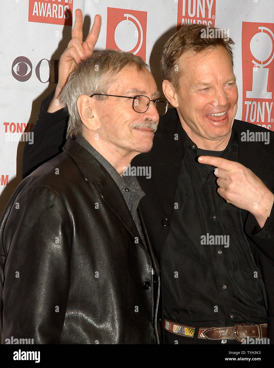 Attore Bill Irwin ha nominato per il migliore attore in un gioco' per chi ha paura di Virginia Woolf Pagliacci con la mostra autore Edward Albee (sinistra) che è la ricezione di uno speciale Tony Award for Lifetime Achievement in teatro il Maggio 11, 2005 Tony Award Nominees luncheon. (UPI foto/Ezio Petersen) Foto Stock