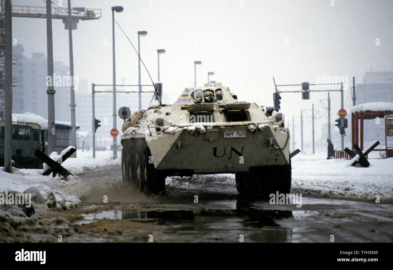 Il 26 marzo 1993 durante l'assedio di Sarajevo: direzione est, una delle Nazioni Unite BTR ucraino-80 unità APC in velocità attraverso un gap in una linea di trappole del serbatoio attraverso Bulevar Meše Selimovića. Foto Stock