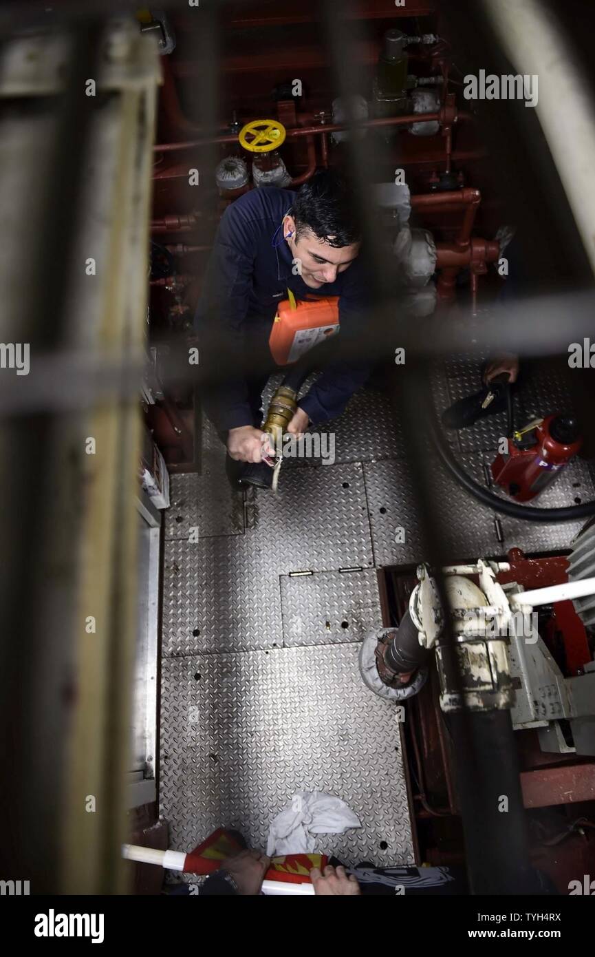 Mare (nov. 9, 2016) Il Marinaio Jose Orozco da Houston, combatte una classe simulata bravo incendio a bordo della USS Ross (DDG 71). Ross, un Arleigh Burke-class guidato-missile distruttore, distribuita a Rota, Spagna, sta conducendo operazioni navali negli Stati Uniti Sesta flotta area di operazioni a sostegno degli Stati Uniti per gli interessi di sicurezza nazionali in Europa e in Africa. Foto Stock