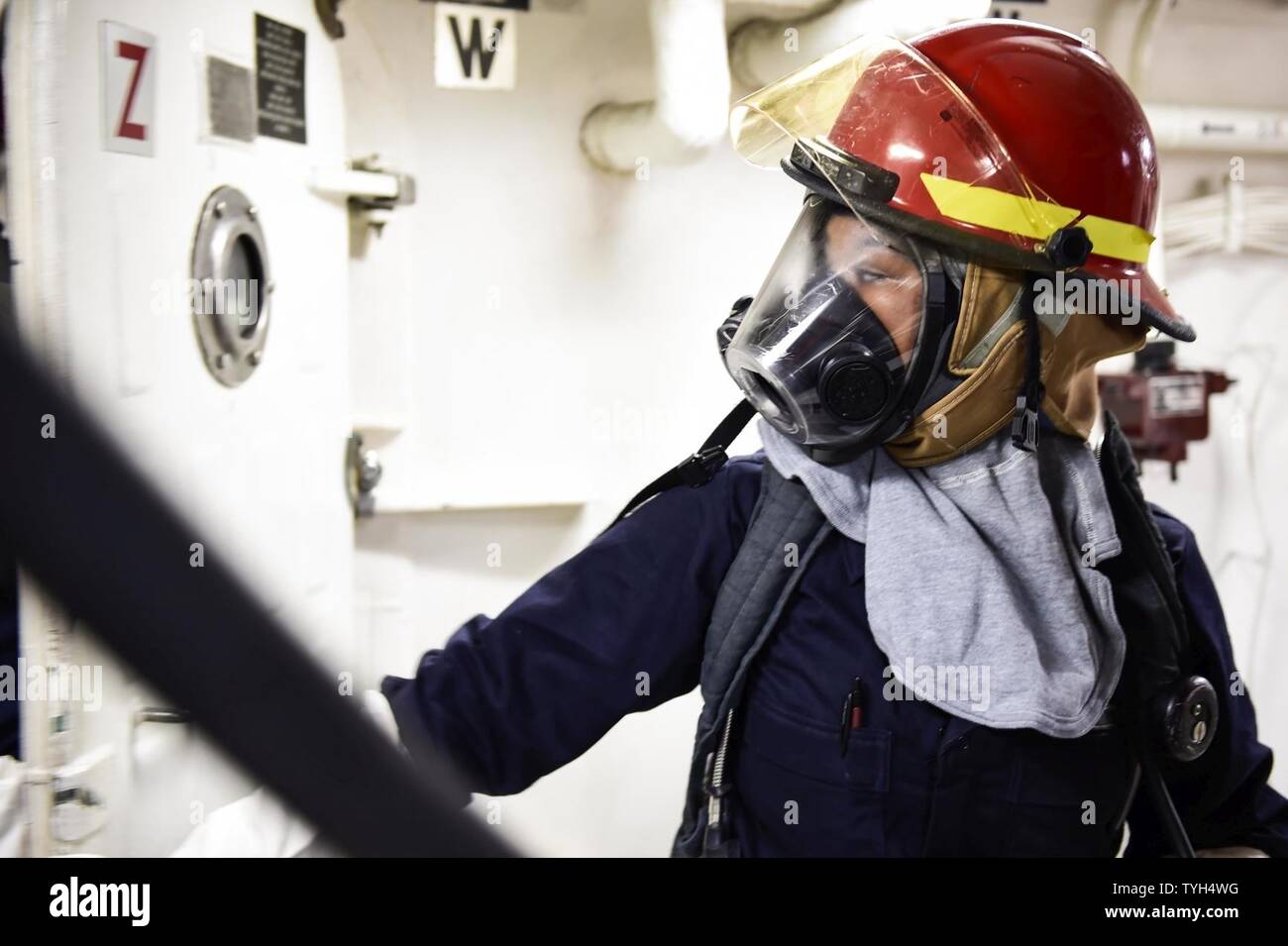 Mare (nov. 9, 2016) Il Marinaio Zahra Barabino da Atlanta, si prepara una soluzione acquosa di formazione di film flessibile di schiuma aspo durante una classe bravo drill incendio a bordo della USS Ross (DDG 71 nov. 9, 2016. Ross, un Arleigh Burke-class guidato-missile distruttore, distribuita a Rota, Spagna, sta conducendo operazioni navali negli Stati Uniti Sesta flotta area di operazioni a sostegno degli Stati Uniti per gli interessi di sicurezza nazionali in Europa e in Africa. Foto Stock