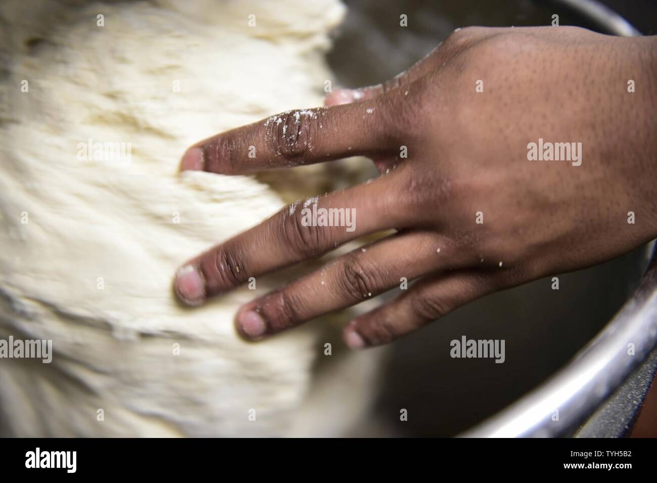 Mare (nov. 9, 2016) Petty Officer di terza classe Allen drammatico da Brooklyn, N.Y., rende il rullo caldo la pasta a bordo della USS Ross (DDG 71 nov. 9, 2016. Ross, un Arleigh Burke-class guidato-missile distruttore, distribuita a Rota, Spagna, sta conducendo operazioni navali negli Stati Uniti Sesta flotta area di operazioni a sostegno degli Stati Uniti per gli interessi di sicurezza nazionali in Europa e in Africa. Foto Stock
