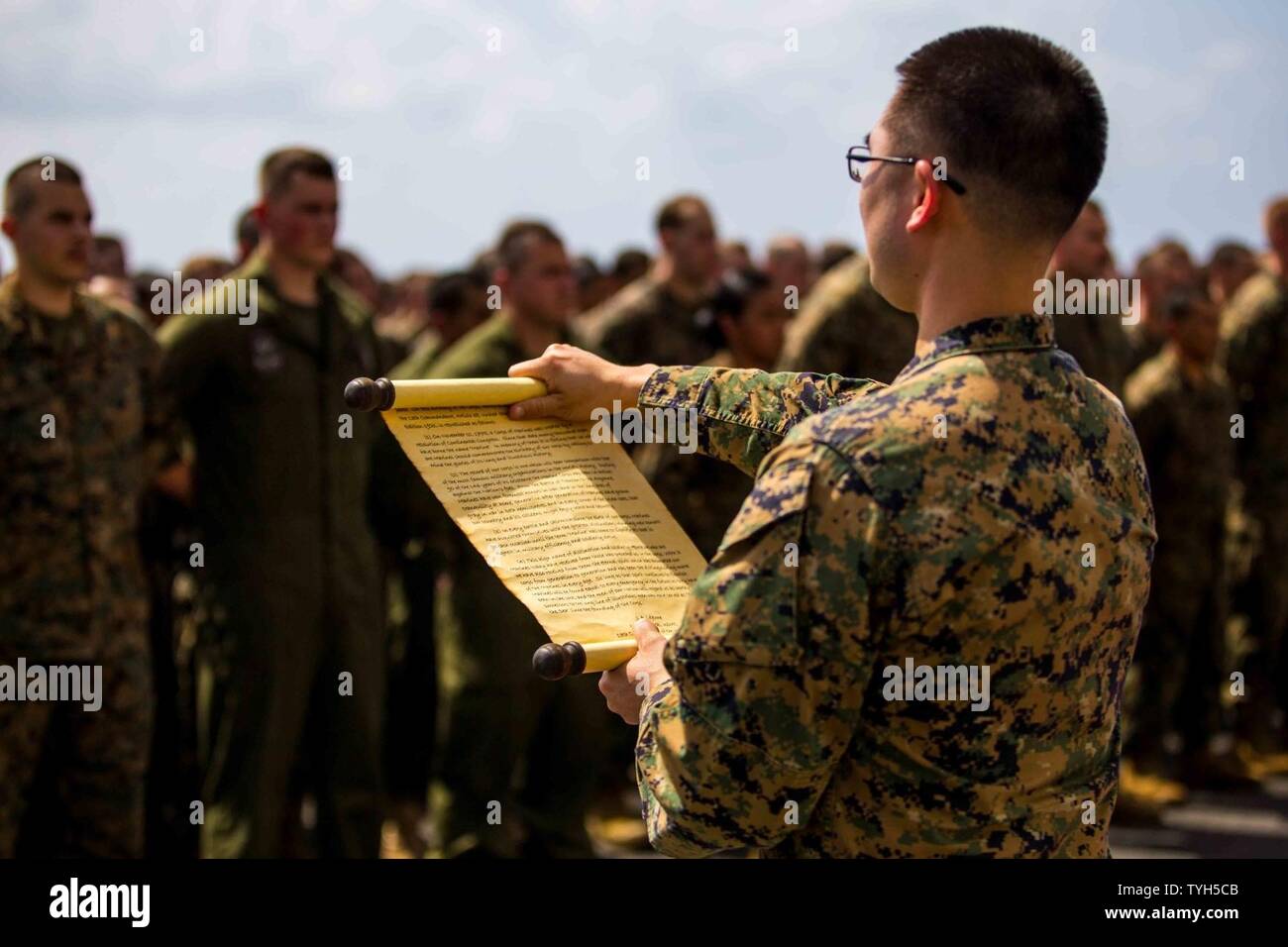 Quinta Flotta, sesta flotta, undicesimo MEU, 2016, Bahrein, BHR, CG 57, CG-57, combattere la fotocamera, COMCAM, ddg 80, DDG 92, distribuzione distruttore, DQ503, Elberg, ENDURANCE CANOTTIERE, EOD, Expeditionary, le attività della flotta Sasebo, ponte di volo, le operazioni di volo, quarti di volo, Grecia, Homecoming, Homeport, HSC 21, Giappone, JEB Little Creek, JS Hyuga 181, appassionato di spada 2017, Kitsap County, LHD 6, LHD6, Biblioteca, LPD 17, MAKIN ISLAND, Marine Corps reclutare Depot, Marine Corps reclutare deposito a San Diego, Momsen, NASWI, Naval Air Station Whidbey Island, Base Navale Kitsap, marina, navy kids, NECC, PTM, norfolk, NSE, pacifico, FOTO E Foto Stock