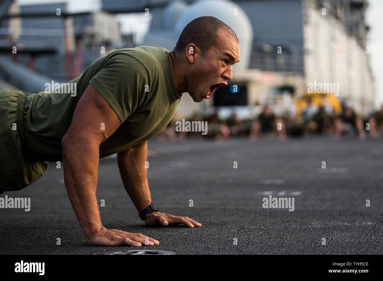 Quinta Flotta, sesta flotta, undicesimo MEU, 2016, Bahrein, BHR, CG 57, CG-57, combattere la fotocamera, COMCAM, ddg 80, DDG 92, distribuzione distruttore, DQ503, Elberg, ENDURANCE CANOTTIERE, EOD, Expeditionary, le attività della flotta Sasebo, ponte di volo, le operazioni di volo, quarti di volo, Grecia, Homecoming, Homeport, HSC 21, Giappone, JEB Little Creek, JS Hyuga 181, appassionato di spada 2017, Kitsap County, LHD 6, LHD6, Biblioteca, LPD 17, MAKIN ISLAND, Marine Corps reclutare Depot, Marine Corps reclutare deposito a San Diego, Momsen, NASWI, Naval Air Station Whidbey Island, Base Navale Kitsap, marina, navy kids, NECC, PTM, norfolk, NSE, pacifico, FOTO E Foto Stock