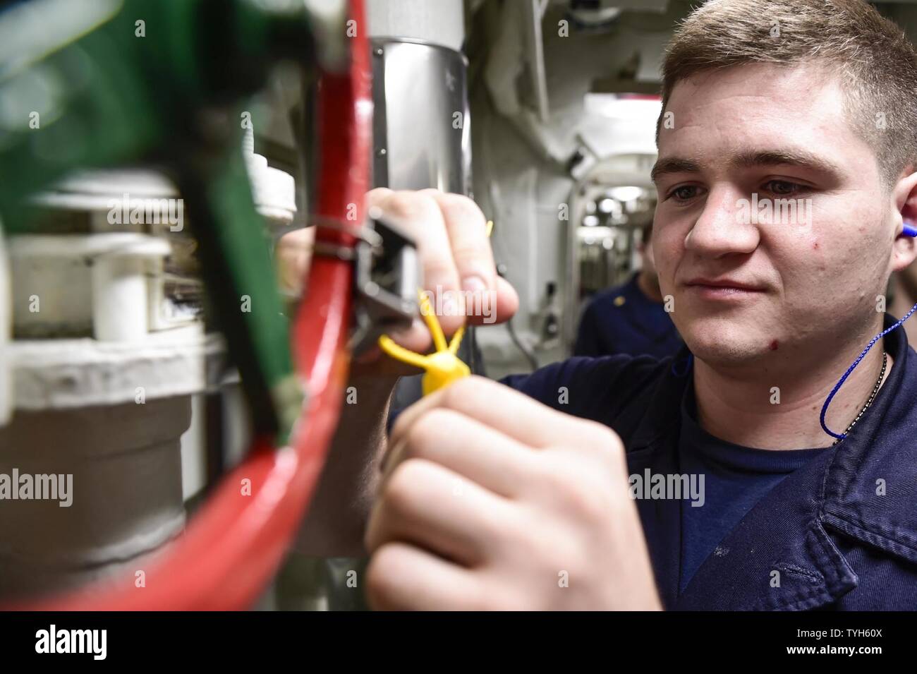 Mare (nov. 9, 2016) Il Marinaio Jase Sturm da Newark, Ohio, sostituisce un sigillo antimanomissione a bordo della USS Ross (DDG 71). Ross, un Arleigh Burke-class guidato-missile distruttore, distribuita a Rota, Spagna, sta conducendo operazioni navali negli Stati Uniti Sesta flotta area di operazioni a sostegno degli Stati Uniti per gli interessi di sicurezza nazionali in Europa e in Africa. Foto Stock