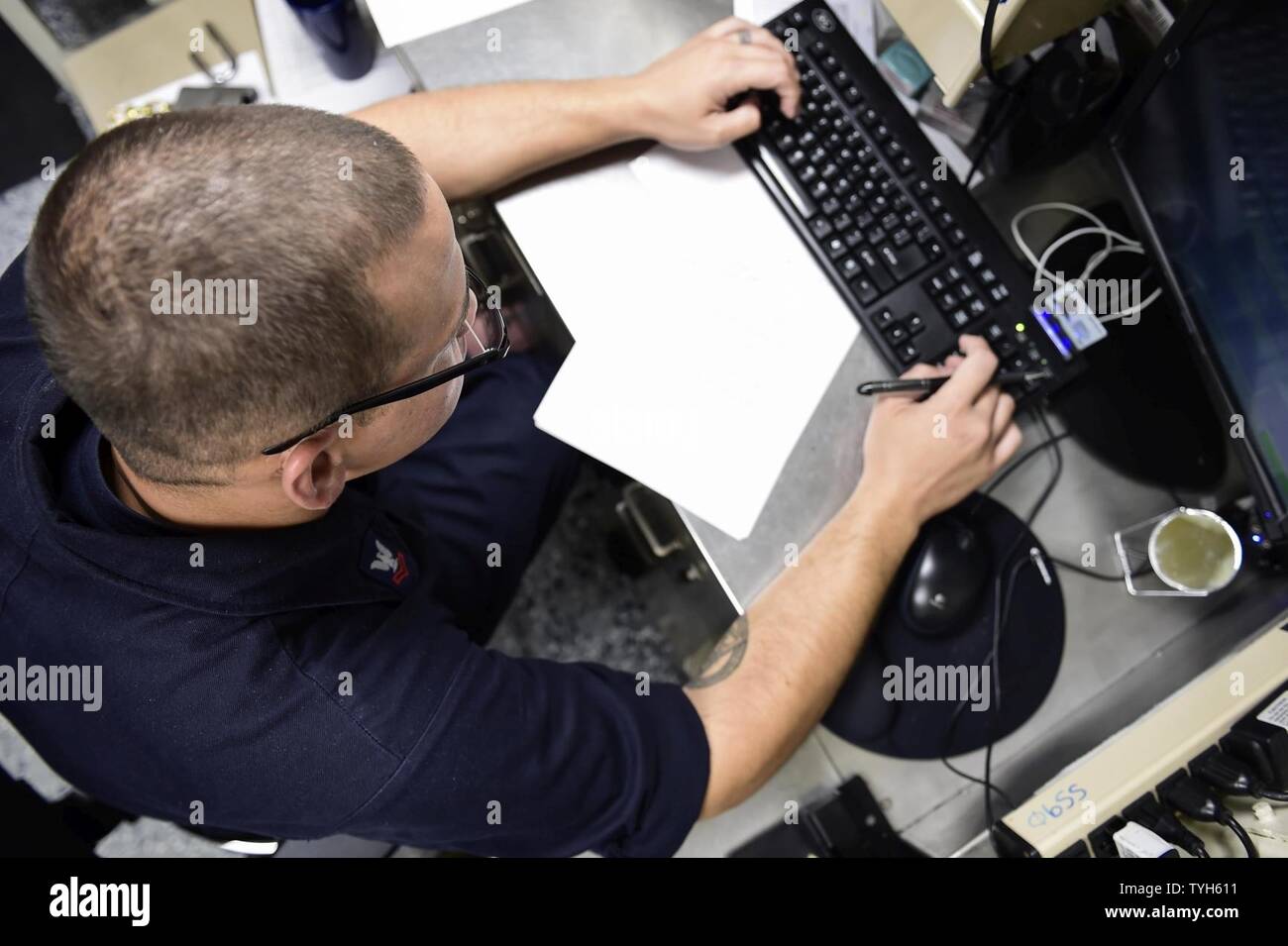 Mare (nov. 9, 2016) Petty Officer 2a classe Josh Cisneros da Brooklyn, N.Y., tracce ad alta priorità richieste a bordo della USS Ross (DDG 71 nov. 9, 2016. Ross, un Arleigh Burke-class guidato-missile distruttore, distribuita a Rota, Spagna, sta conducendo operazioni navali negli Stati Uniti Sesta flotta area di operazioni a sostegno degli Stati Uniti per gli interessi di sicurezza nazionali in Europa e in Africa. Foto Stock