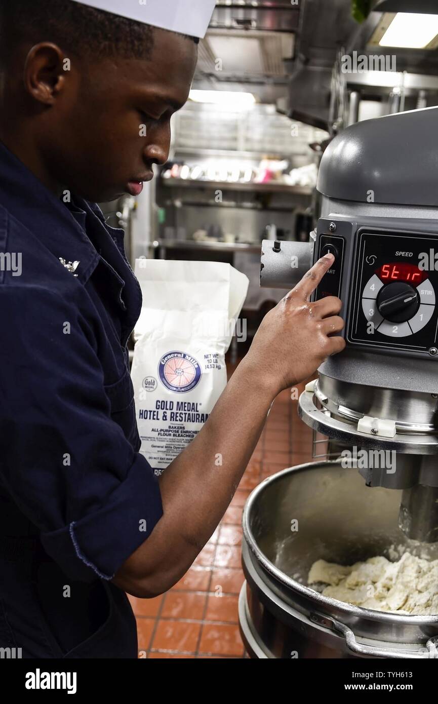 Mare (nov. 9, 2016) Petty Officer di terza classe Allen drammatico da Brooklyn, N.Y., rende il rullo caldo la pasta a bordo della USS Ross (DDG 71 nov. 9, 2016. Ross, un Arleigh Burke-class guidato-missile distruttore, distribuita a Rota, Spagna, sta conducendo operazioni navali negli Stati Uniti Sesta flotta area di operazioni a sostegno degli Stati Uniti per gli interessi di sicurezza nazionali in Europa e in Africa. Foto Stock